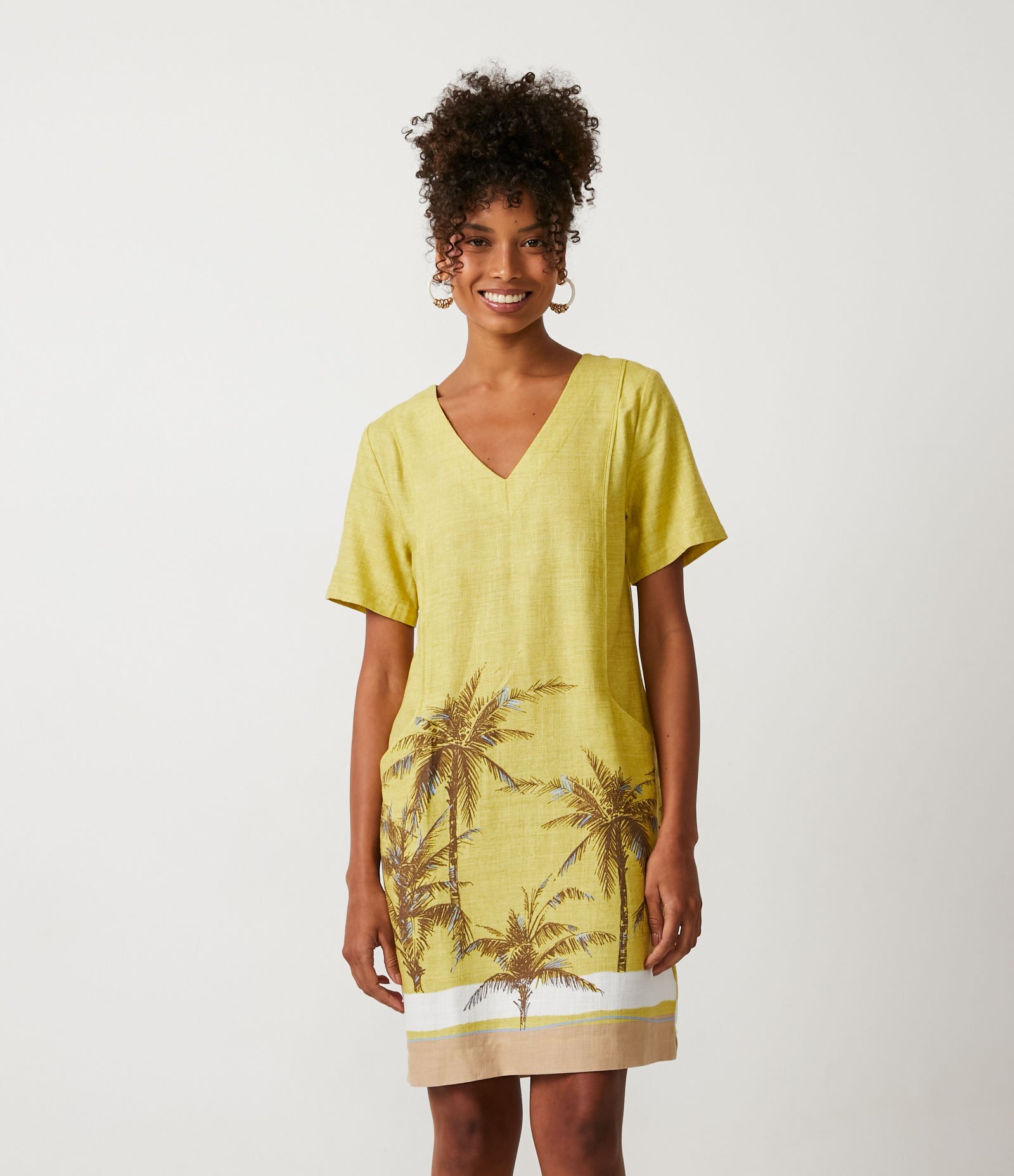 Vestido em Viscolinho com Estampa Tropical Amarelo 1