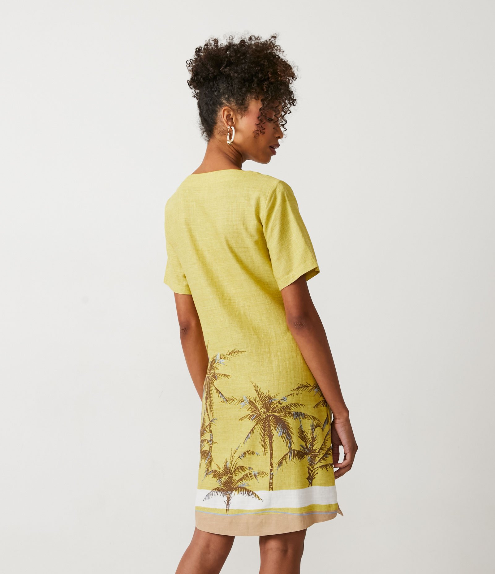 Vestido em Viscolinho com Estampa Tropical Amarelo 3
