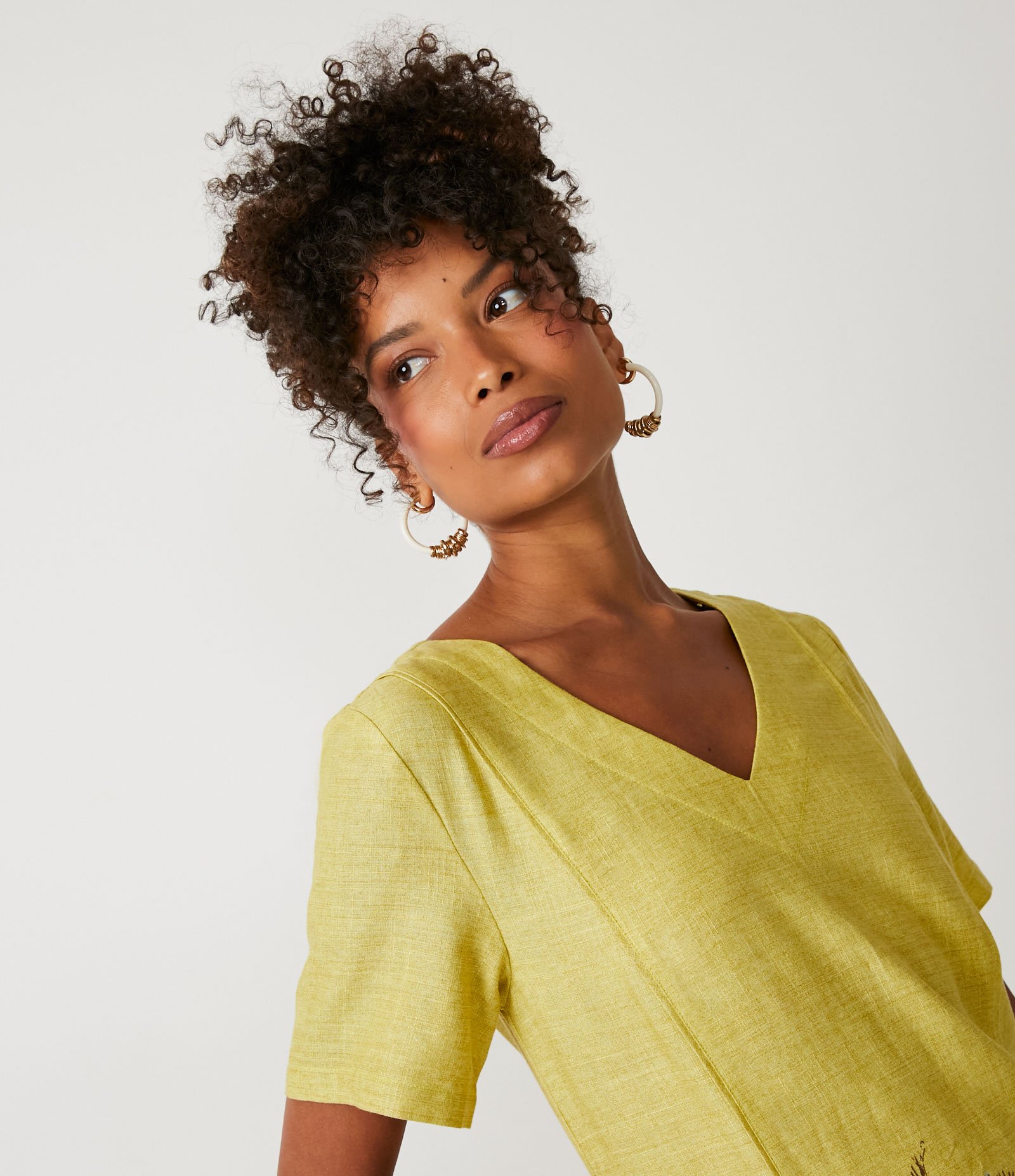 Vestido em Viscolinho com Estampa Tropical Amarelo 4