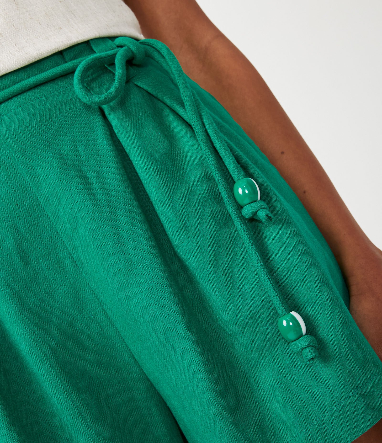 Short Clochard em Viscolinho com Cinto Corda Verde 5