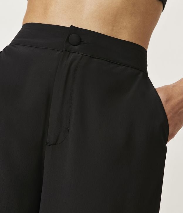 Pantalón Pantalona Sastrería en Crepé con Botón Forrado y Fendas Negro 6