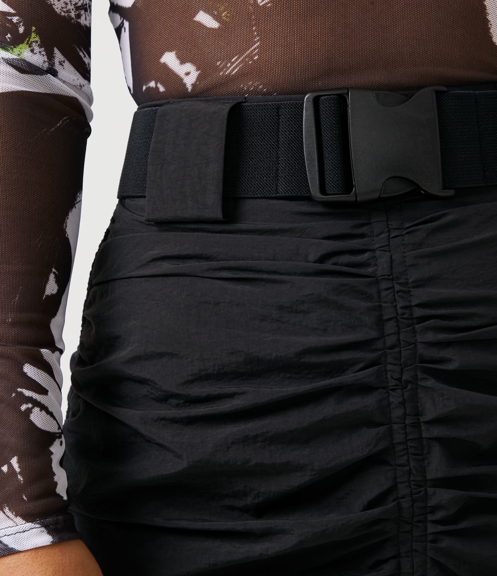 Saia Curta em Poliamida com Cinto de Mochila e Franzidos Preto 4