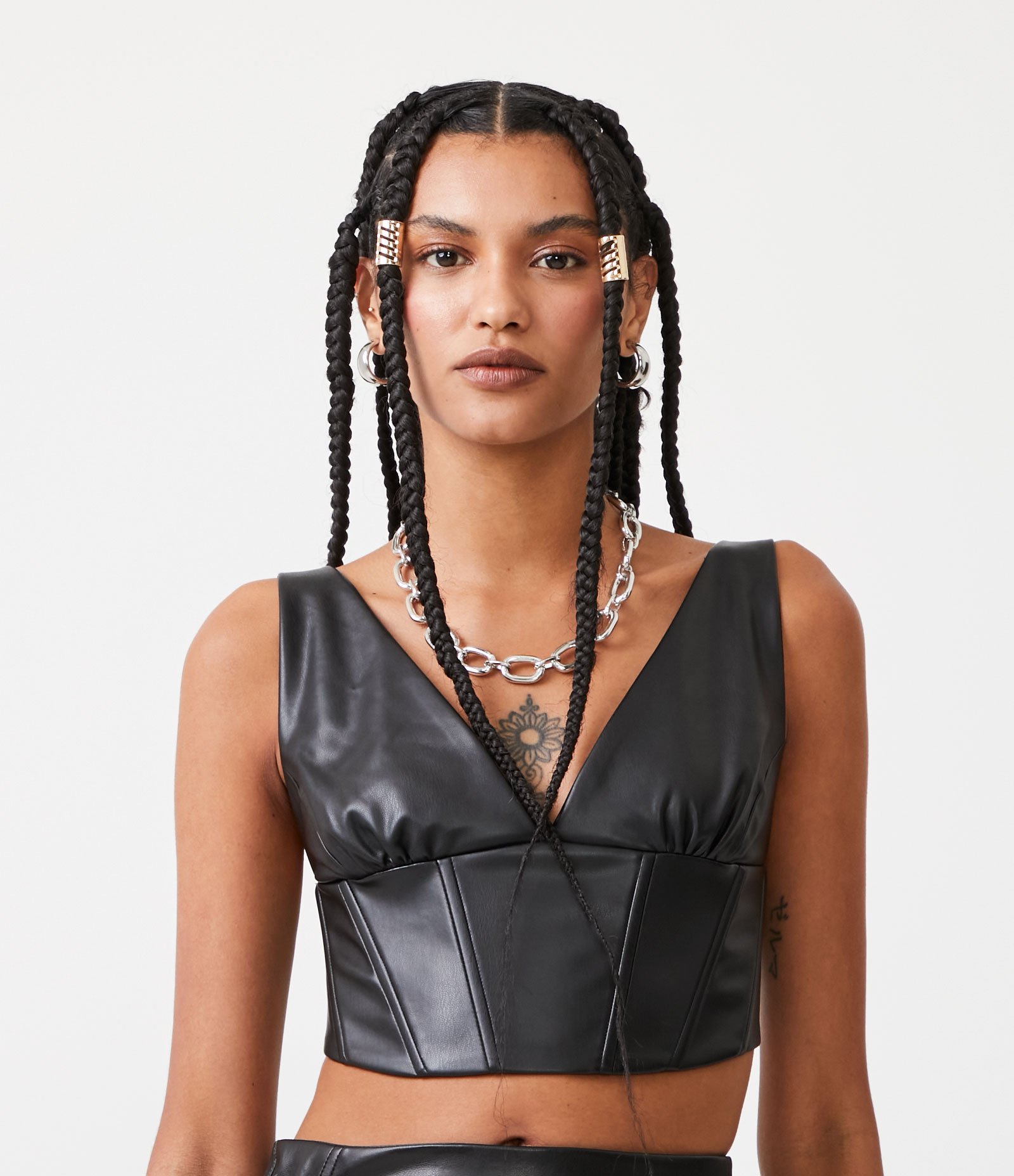 Blusa Cropped Sem Manga em Material Sintético com Recortes Preto 1