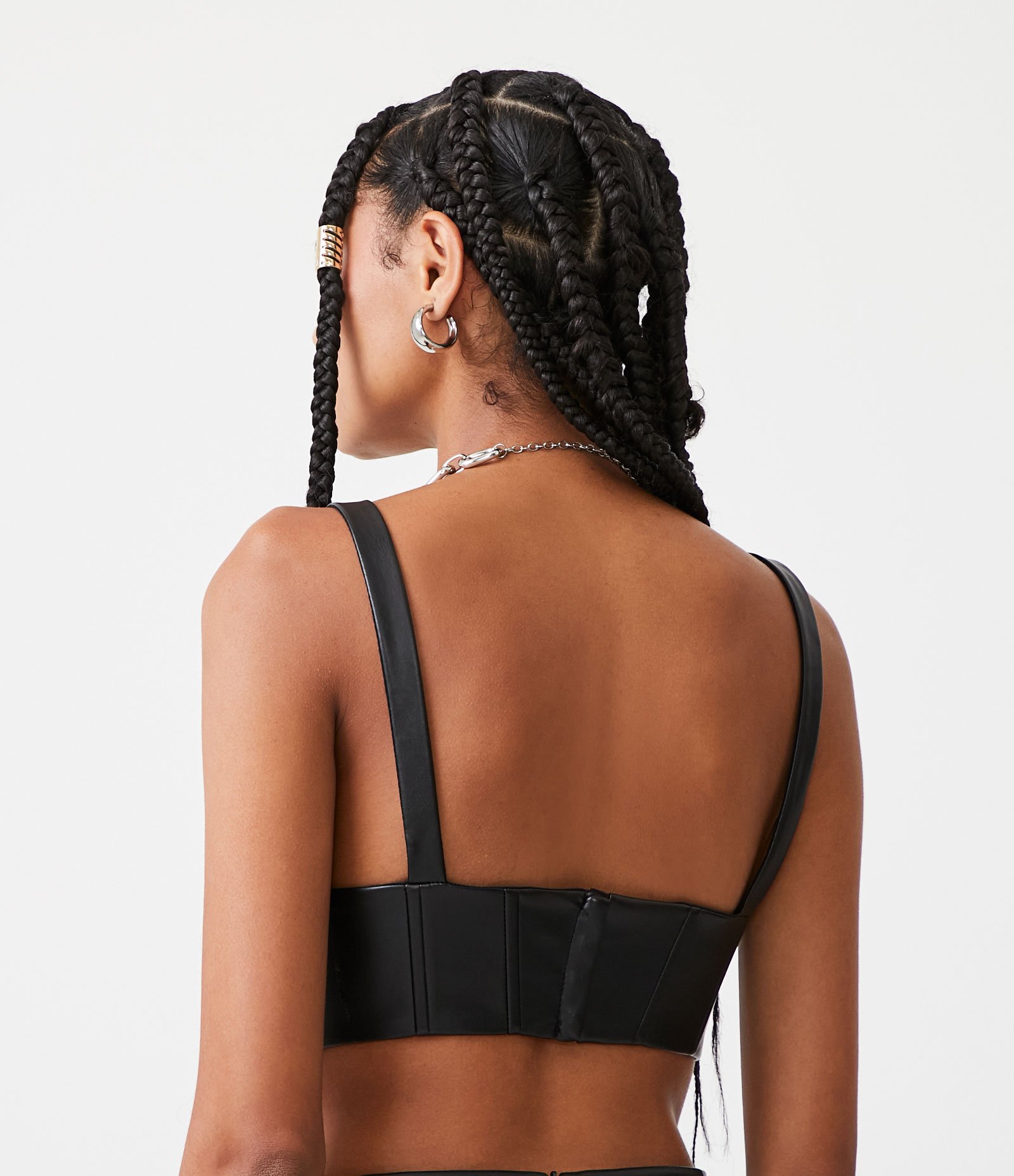 Blusa Cropped Sem Manga em Material Sintético com Recortes Preto 3