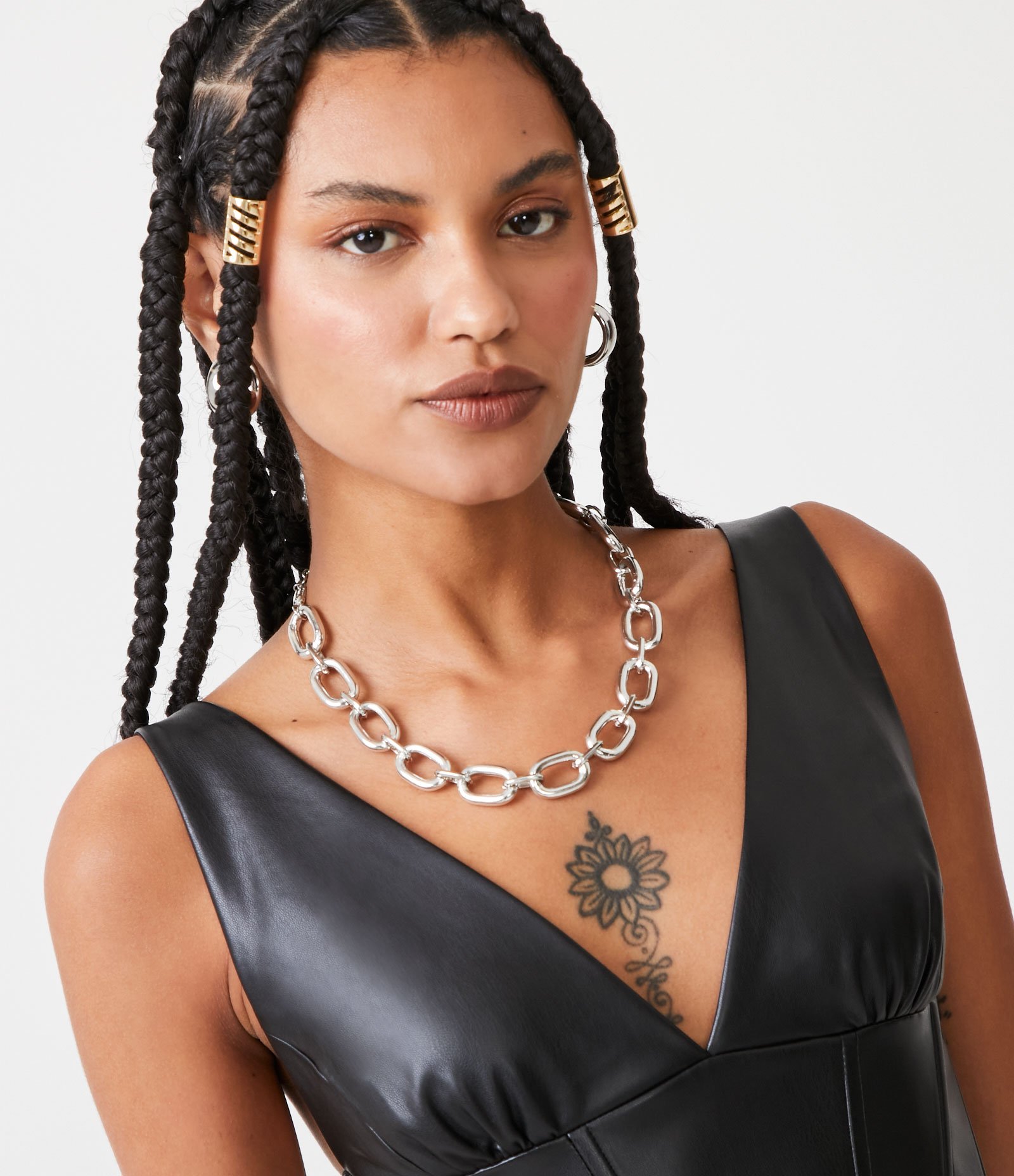 Blusa Cropped Sem Manga em Material Sintético com Recortes Preto 4