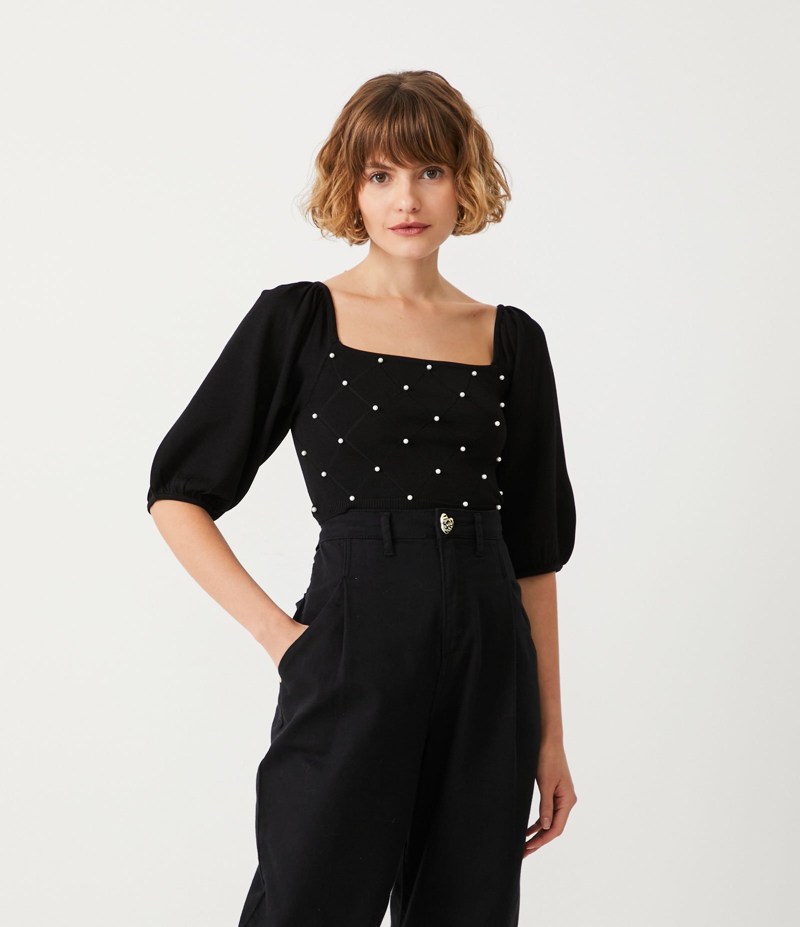 Blusa em Tricô com Pérolas Bordadas e Manga Bufante Preto 1