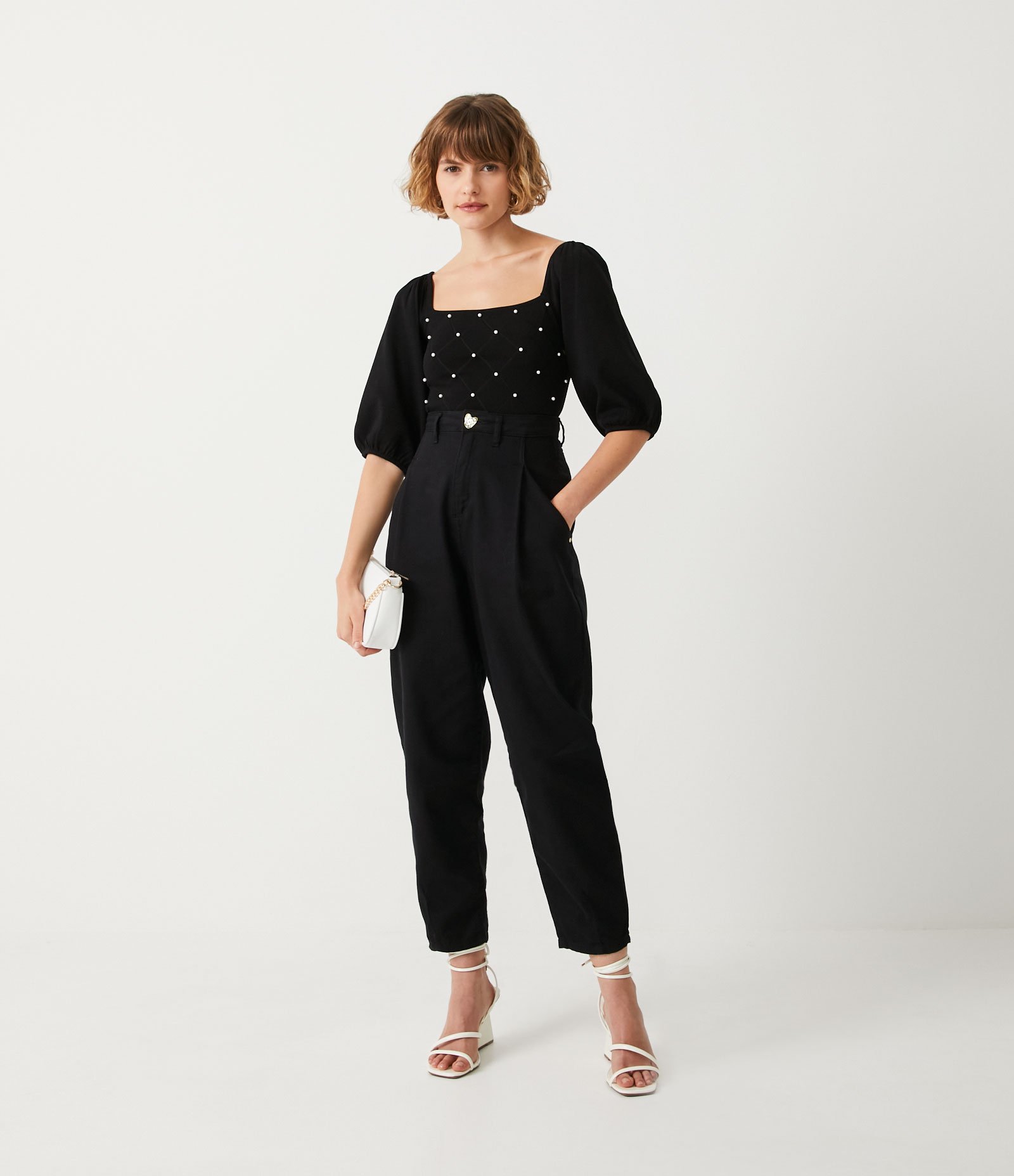 Blusa em Tricô com Pérolas Bordadas e Manga Bufante Preto 2
