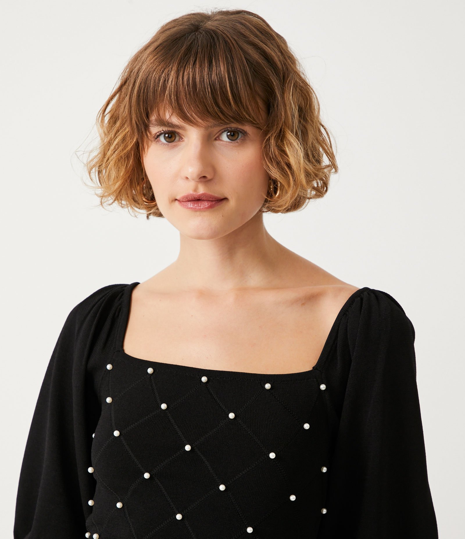 Blusa em Tricô com Pérolas Bordadas e Manga Bufante Preto 4