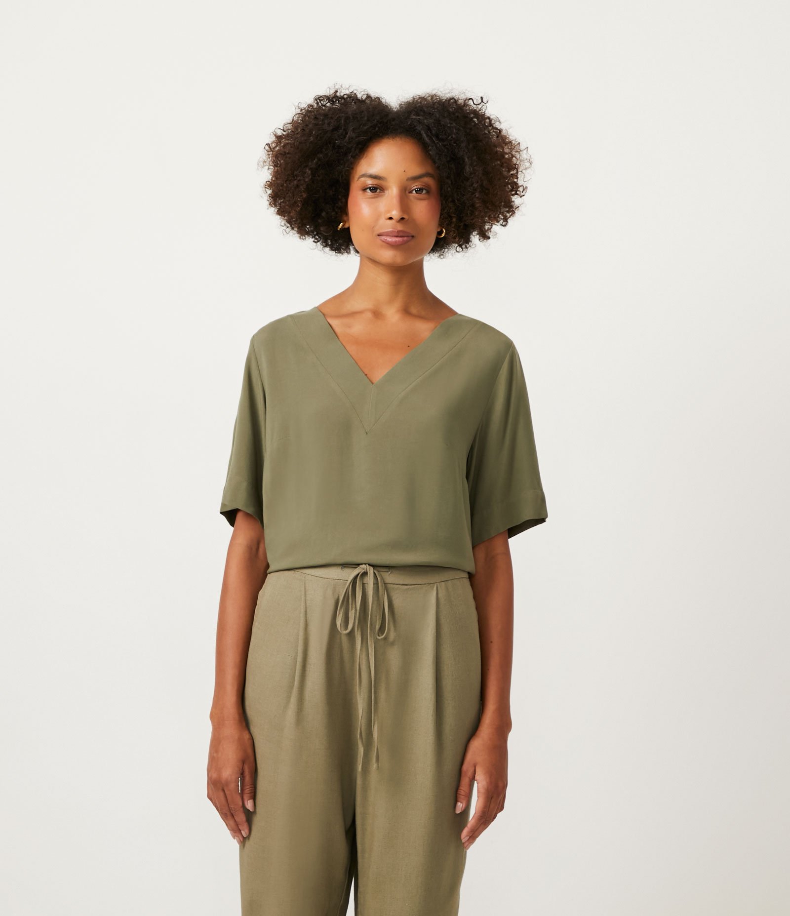 Blusa em Viscolinho com Gola V Verde 1