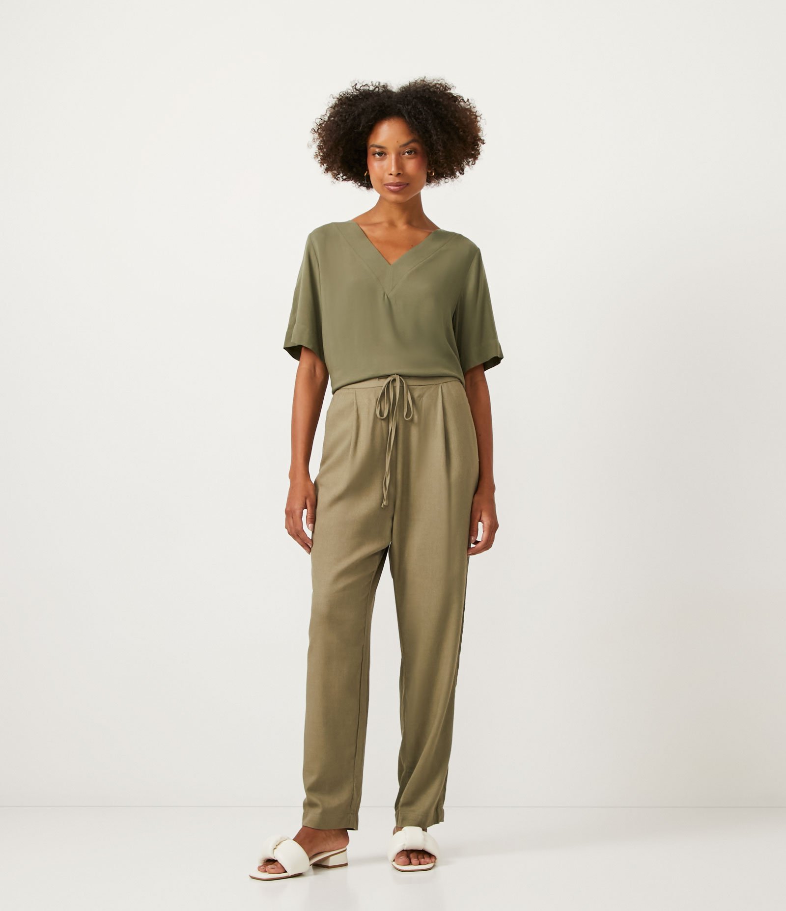 Blusa em Viscolinho com Gola V Verde 2