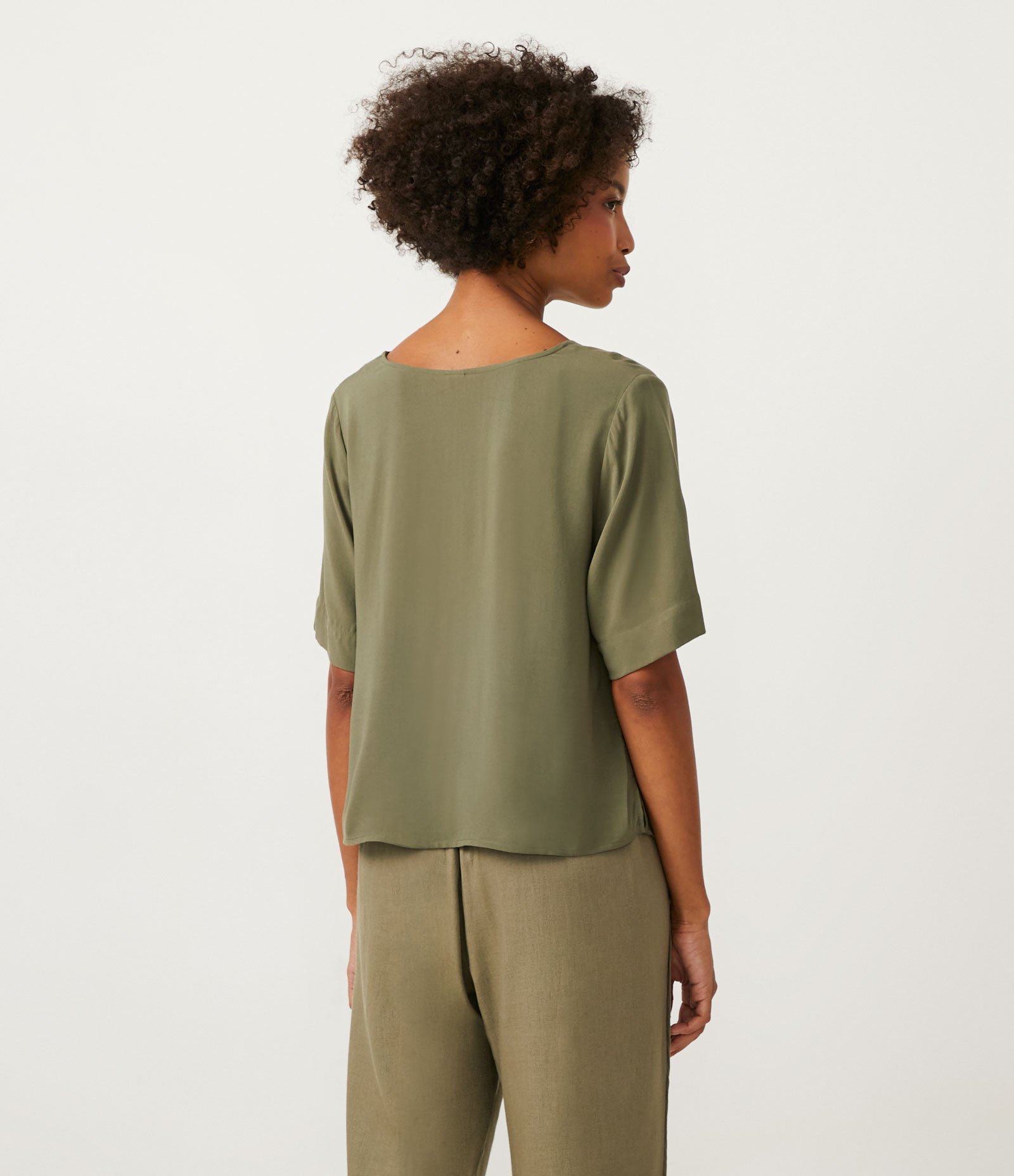 Blusa em Viscolinho com Gola V Verde 3