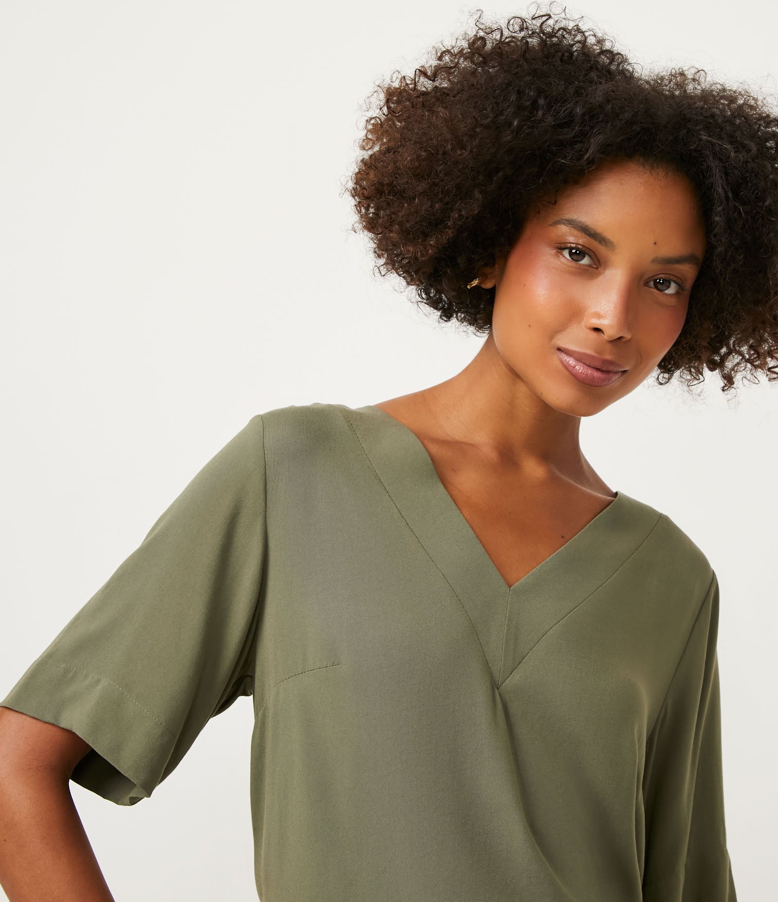 Blusa em Viscolinho com Gola V Verde 4
