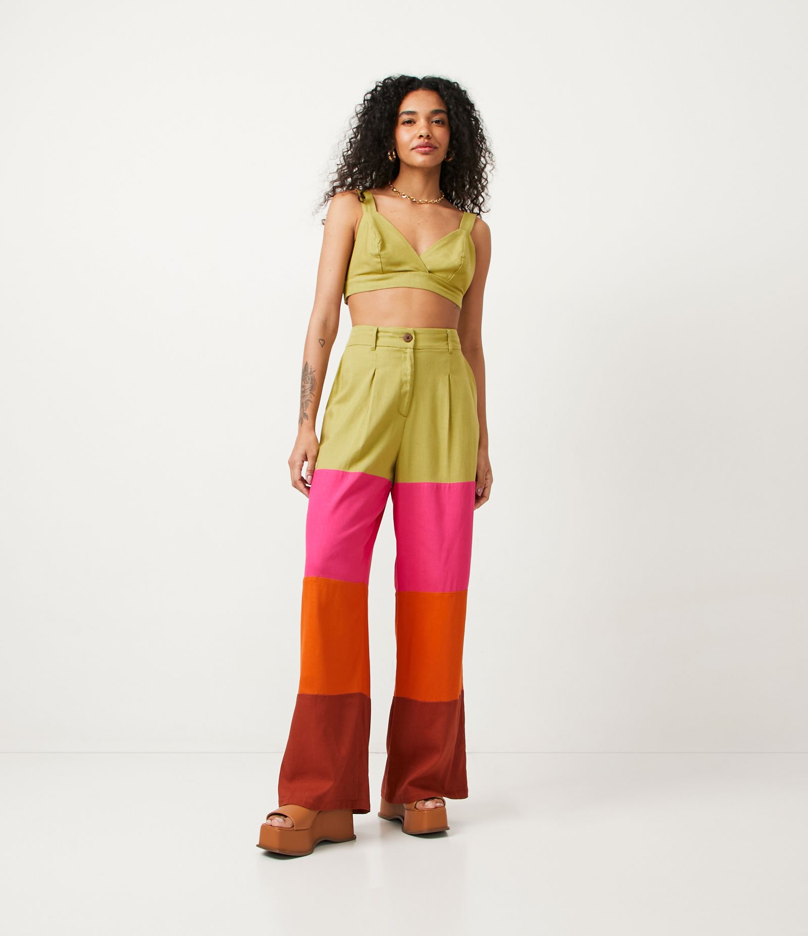 Blusa Regata Cropped com Elástico na Alça e Busto Marcado Verde 2