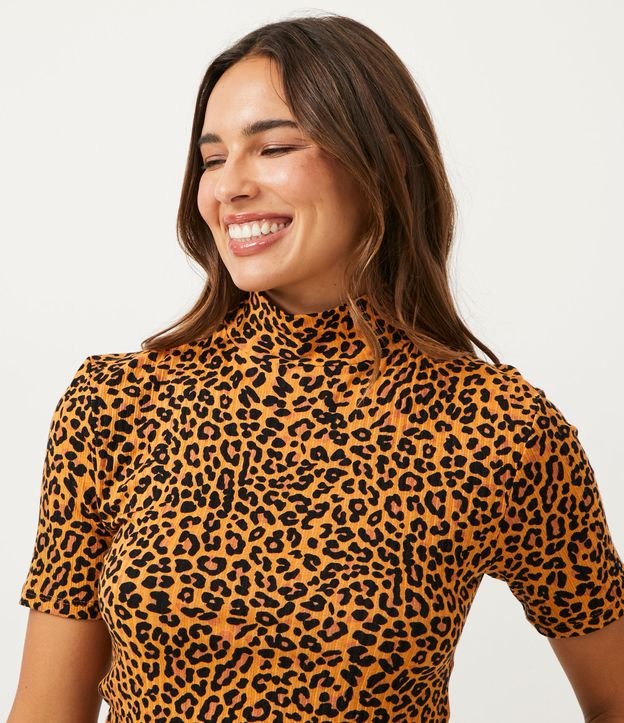 Blusa Cropped em Ribana Manga Curta e Estampa Animal Print Onça Laranja