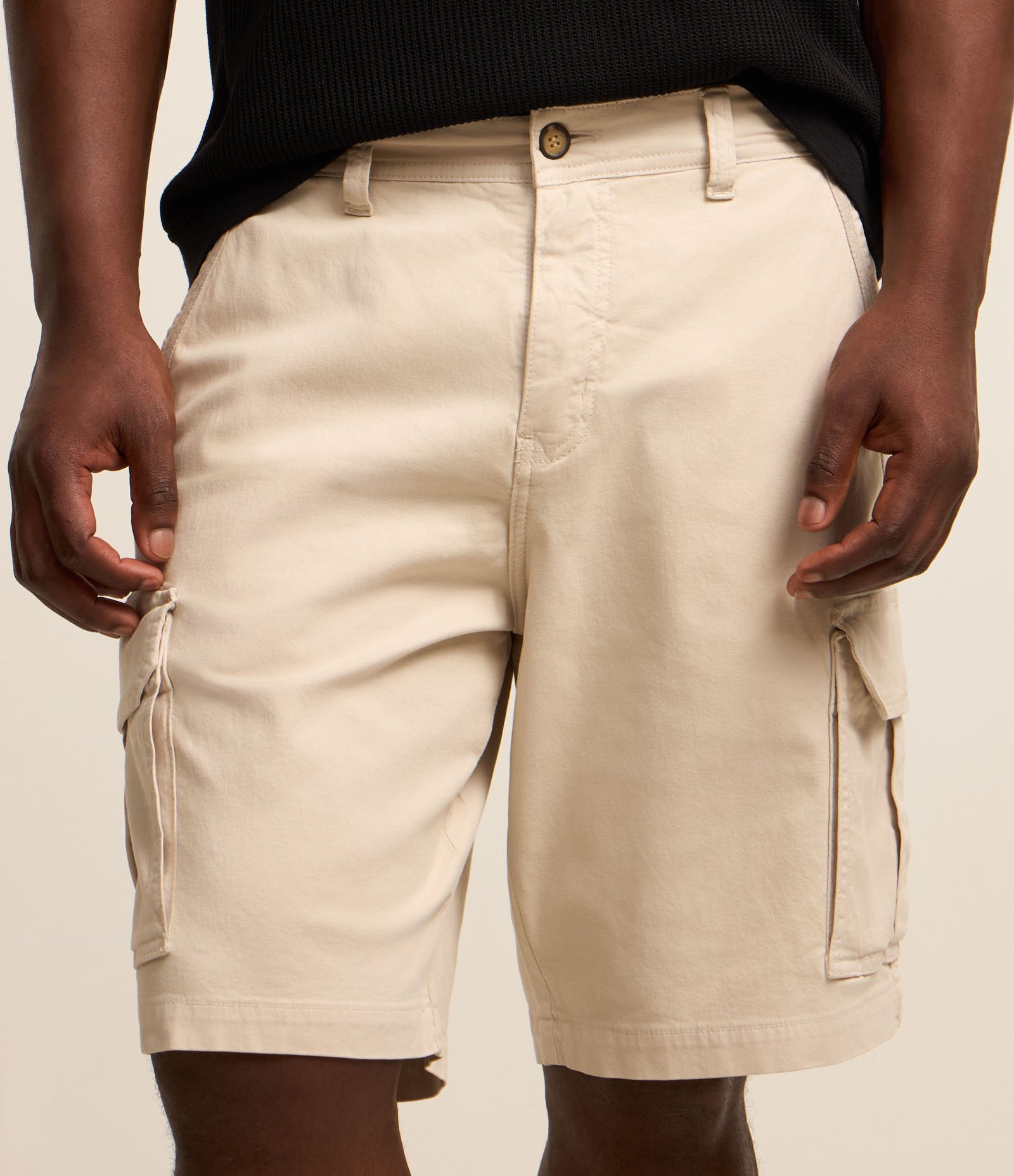 Bermuda Cargo em Sarja Lavada com Elastano e Detalhes de Cadarço Bege 3