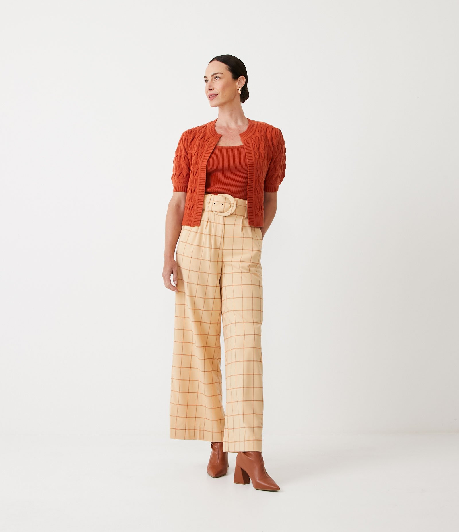 Blusa Curta em Tricô com Alça Fina Marrom 2