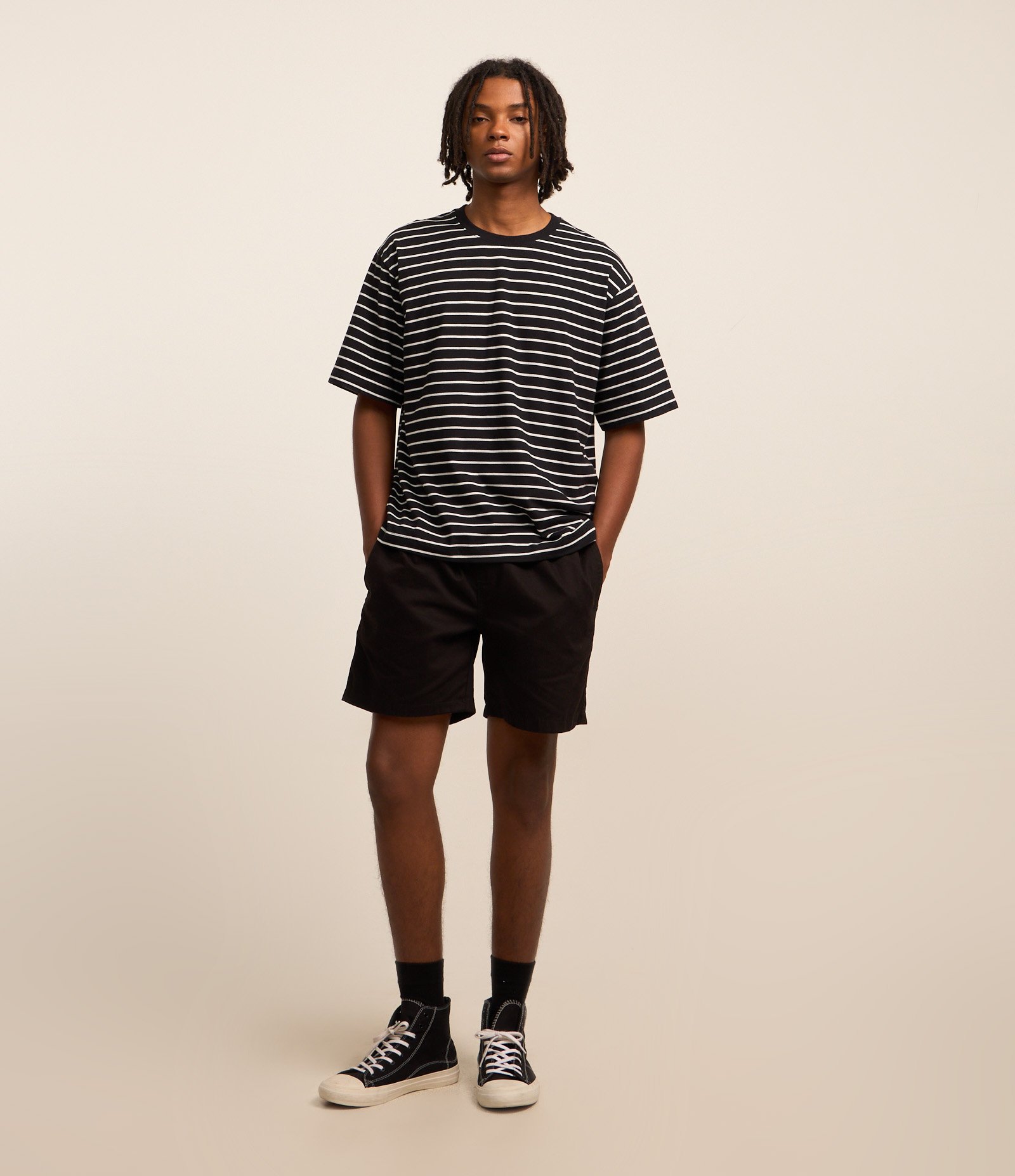 Bermuda Regular em Sarja com Elástico no Cós e Cordão Preto 1