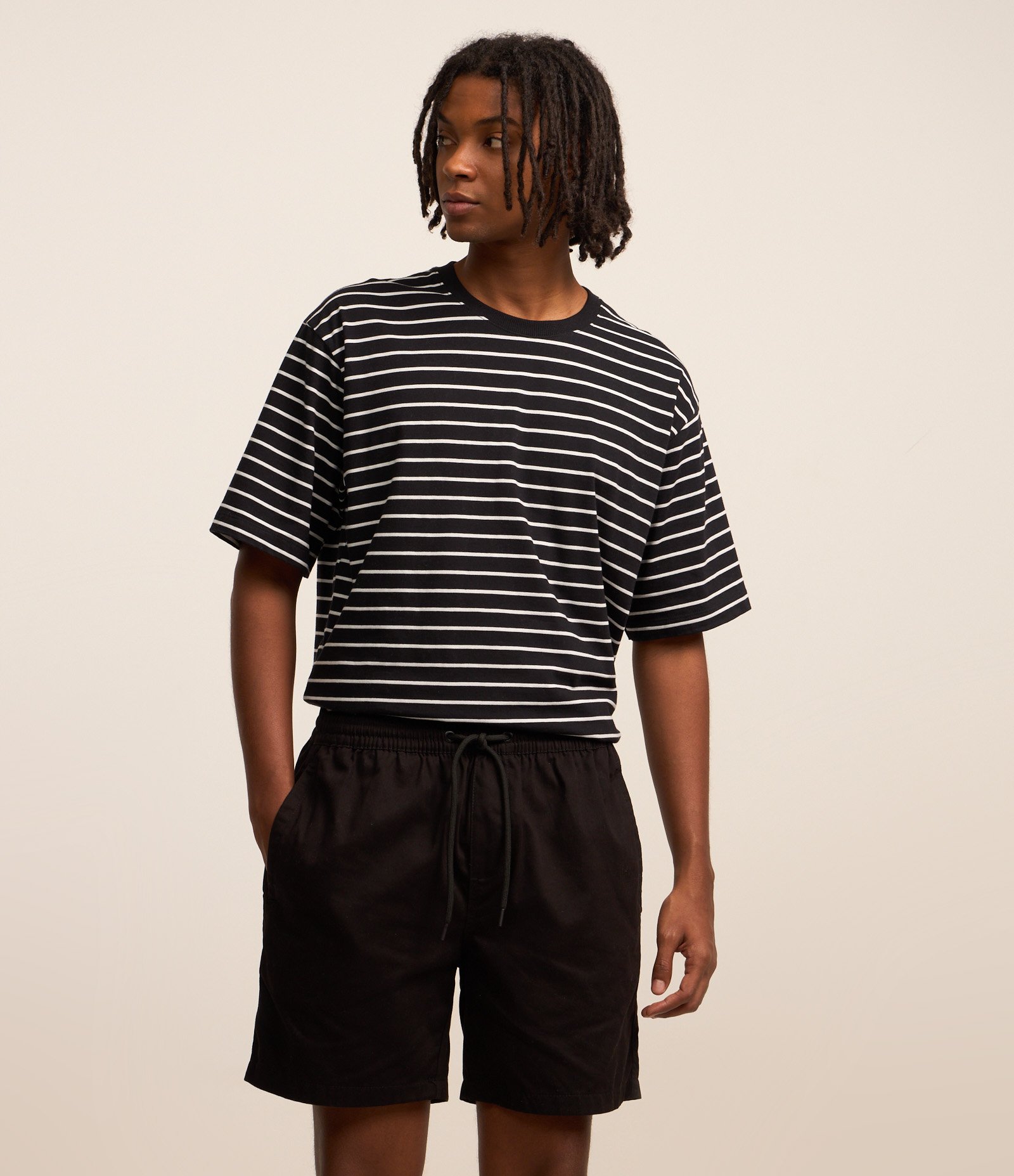 Bermuda Regular em Sarja com Elástico no Cós e Cordão Preto 2