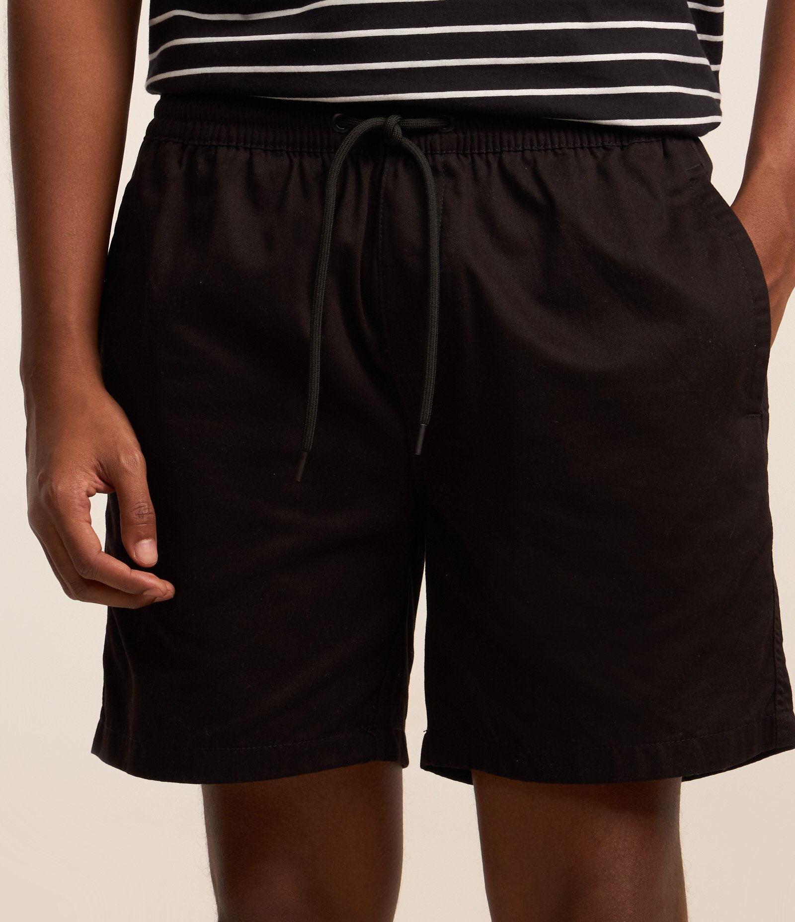 Bermuda Regular em Sarja com Elástico no Cós e Cordão Preto 3