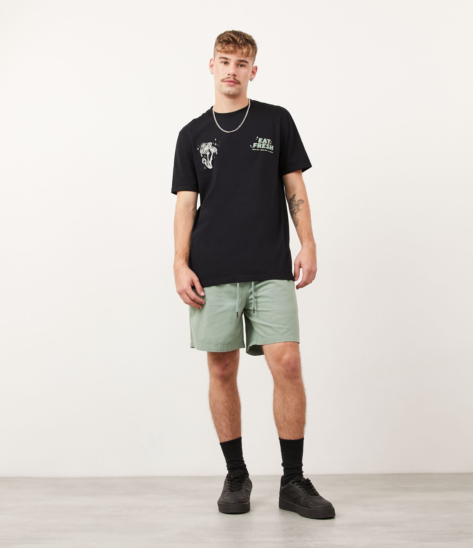 Bermuda Regular em Sarja com Elástico no Cós e Cordão Verde 1