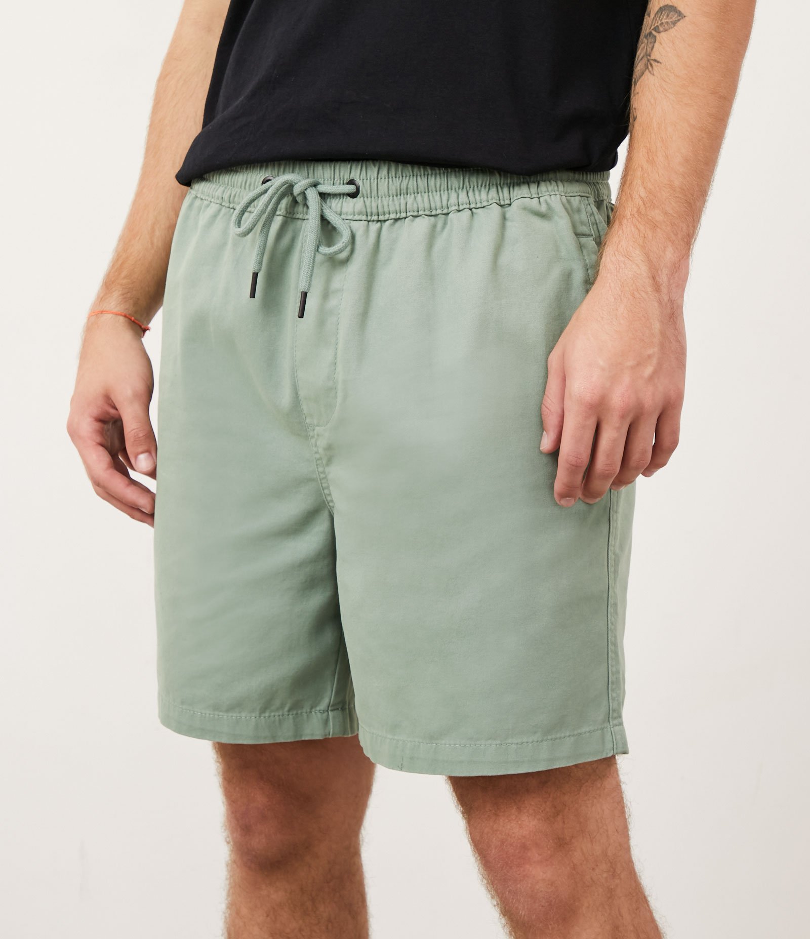 Bermuda Regular em Sarja com Elástico no Cós e Cordão Verde 2