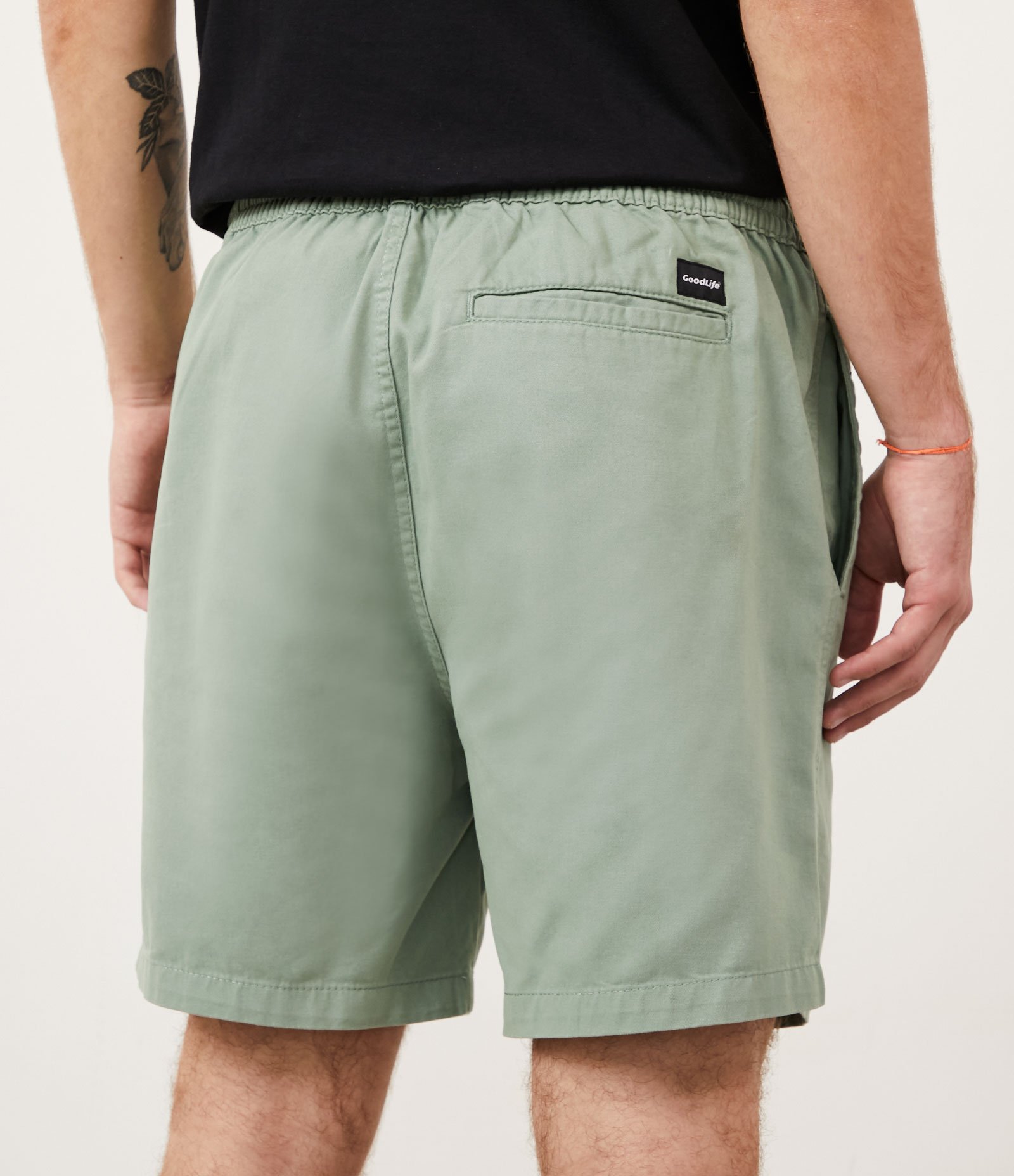 Bermuda Regular em Sarja com Elástico no Cós e Cordão Verde 3