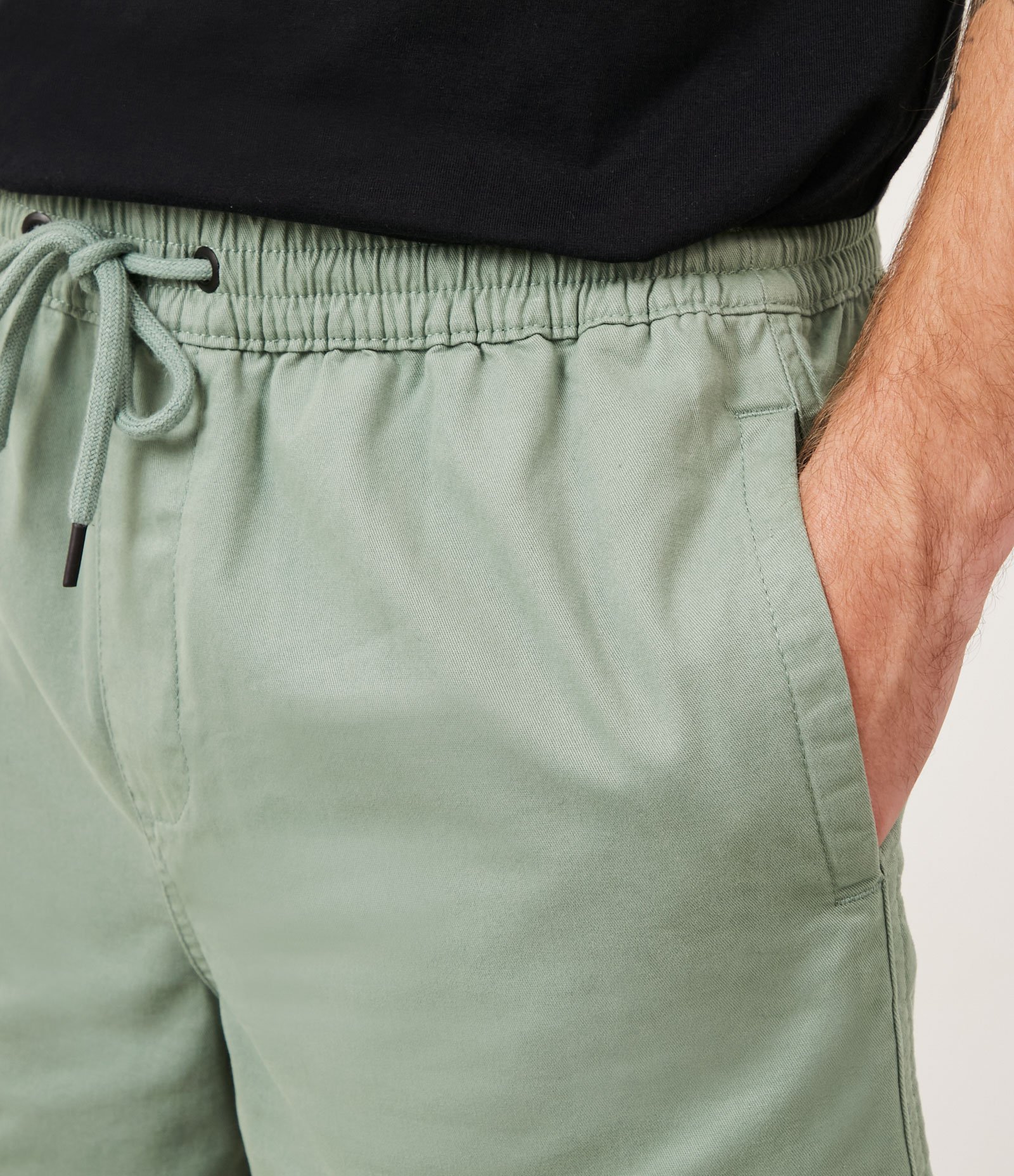 Bermuda Regular em Sarja com Elástico no Cós e Cordão Verde 4