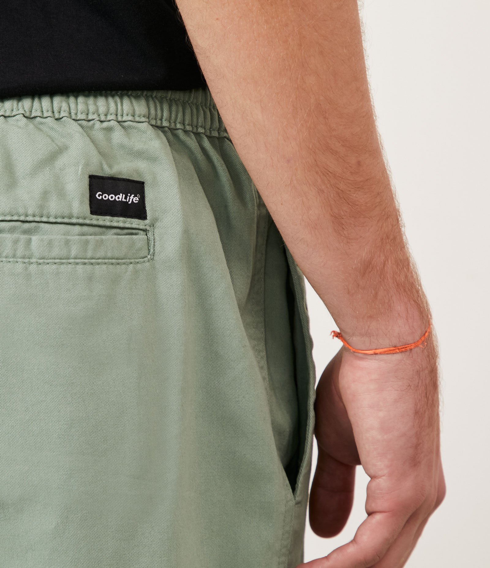 Bermuda Regular em Sarja com Elástico no Cós e Cordão Verde 5