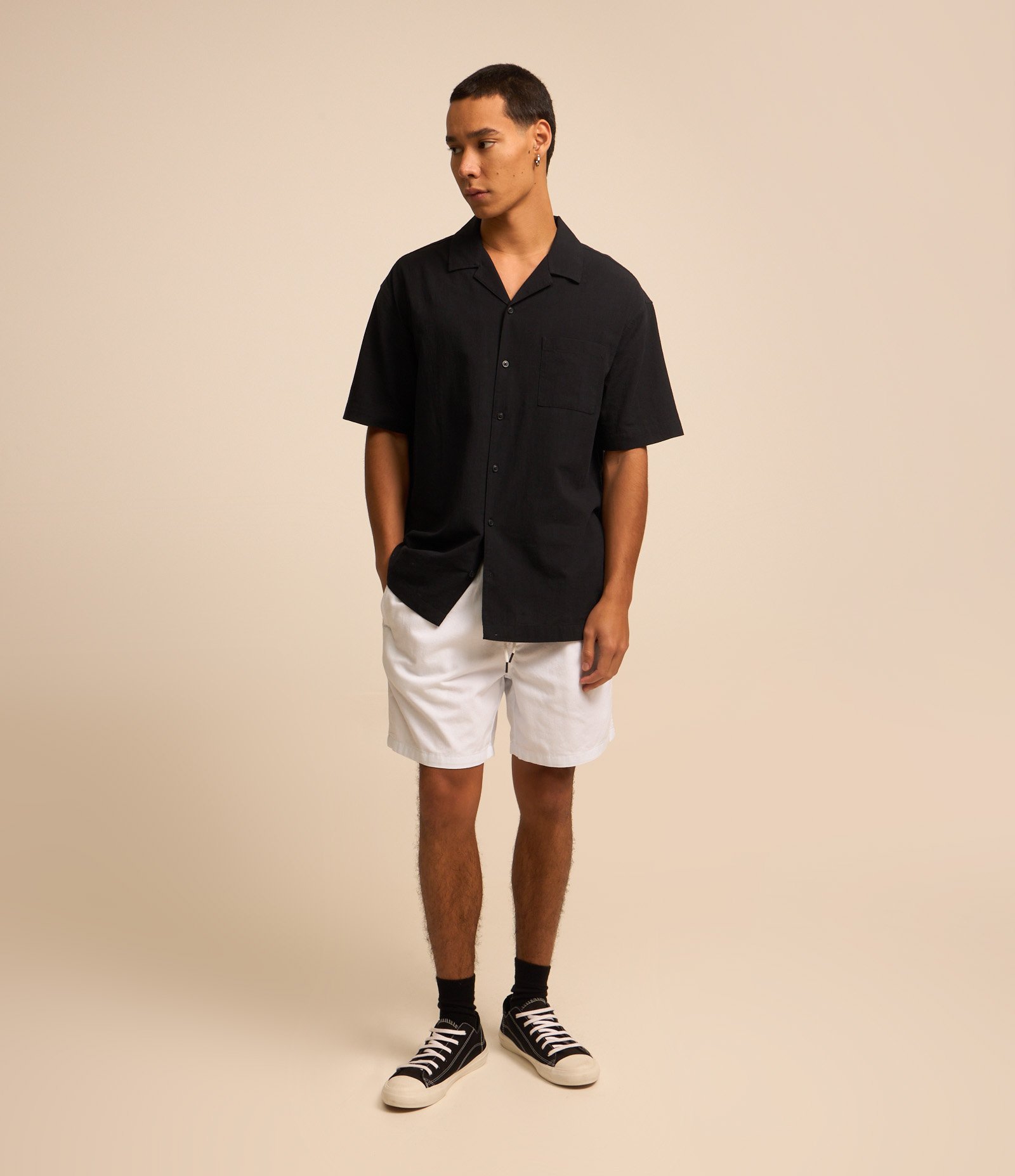 Bermuda Regular em Sarja com Elástico no Cós e Cordão Branco 1