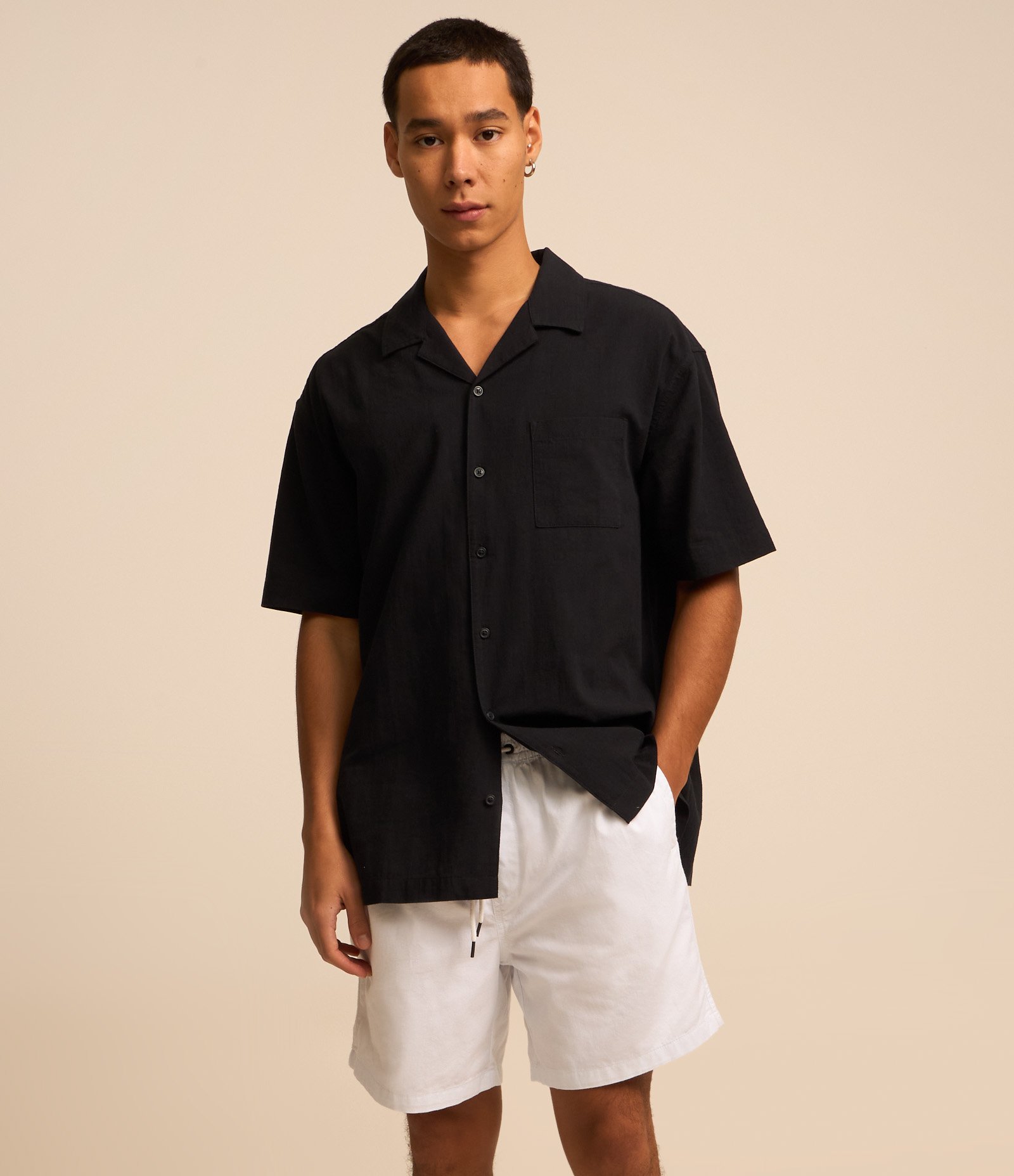 Bermuda Regular em Sarja com Elástico no Cós e Cordão Branco 2