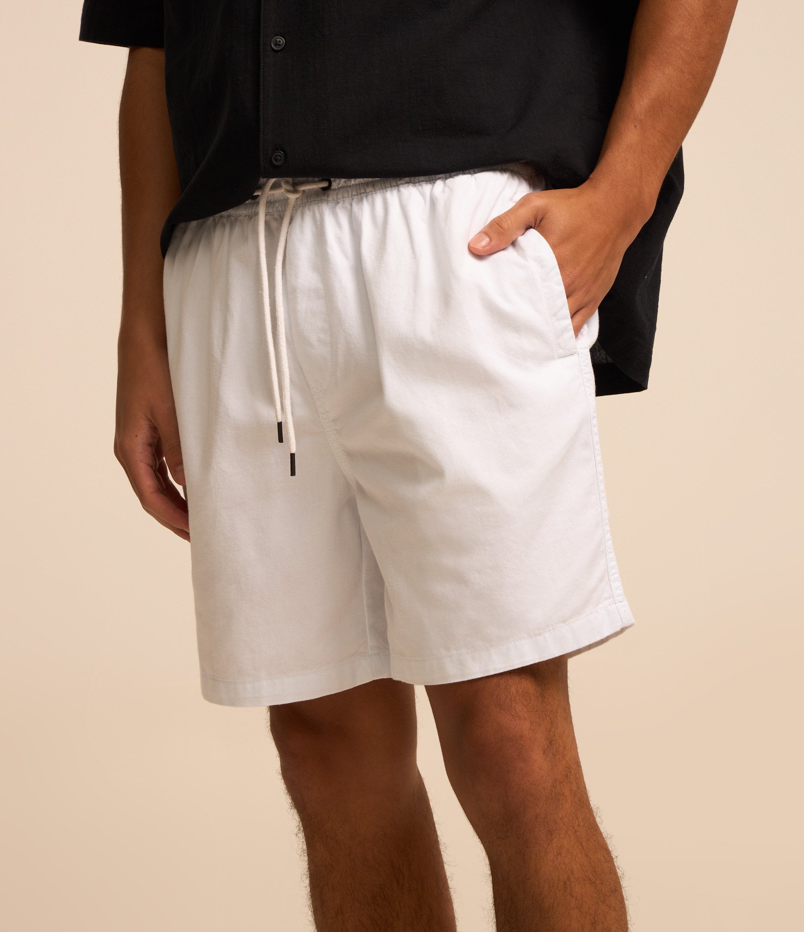 Bermuda Regular em Sarja com Elástico no Cós e Cordão Branco 3