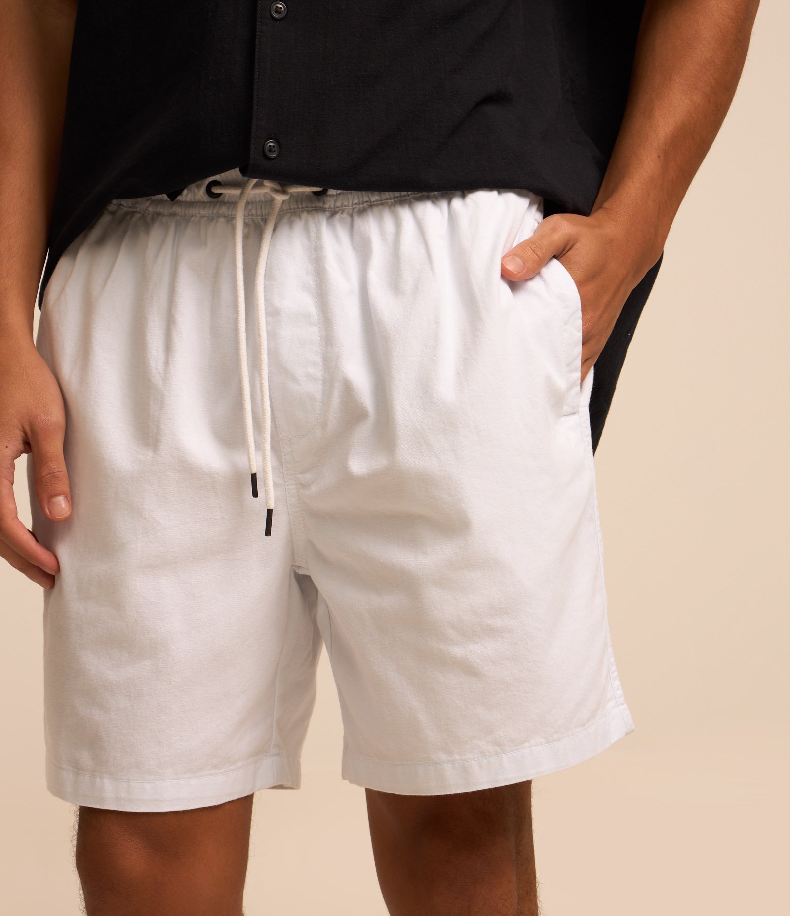 Bermuda Regular em Sarja com Elástico no Cós e Cordão Branco 4