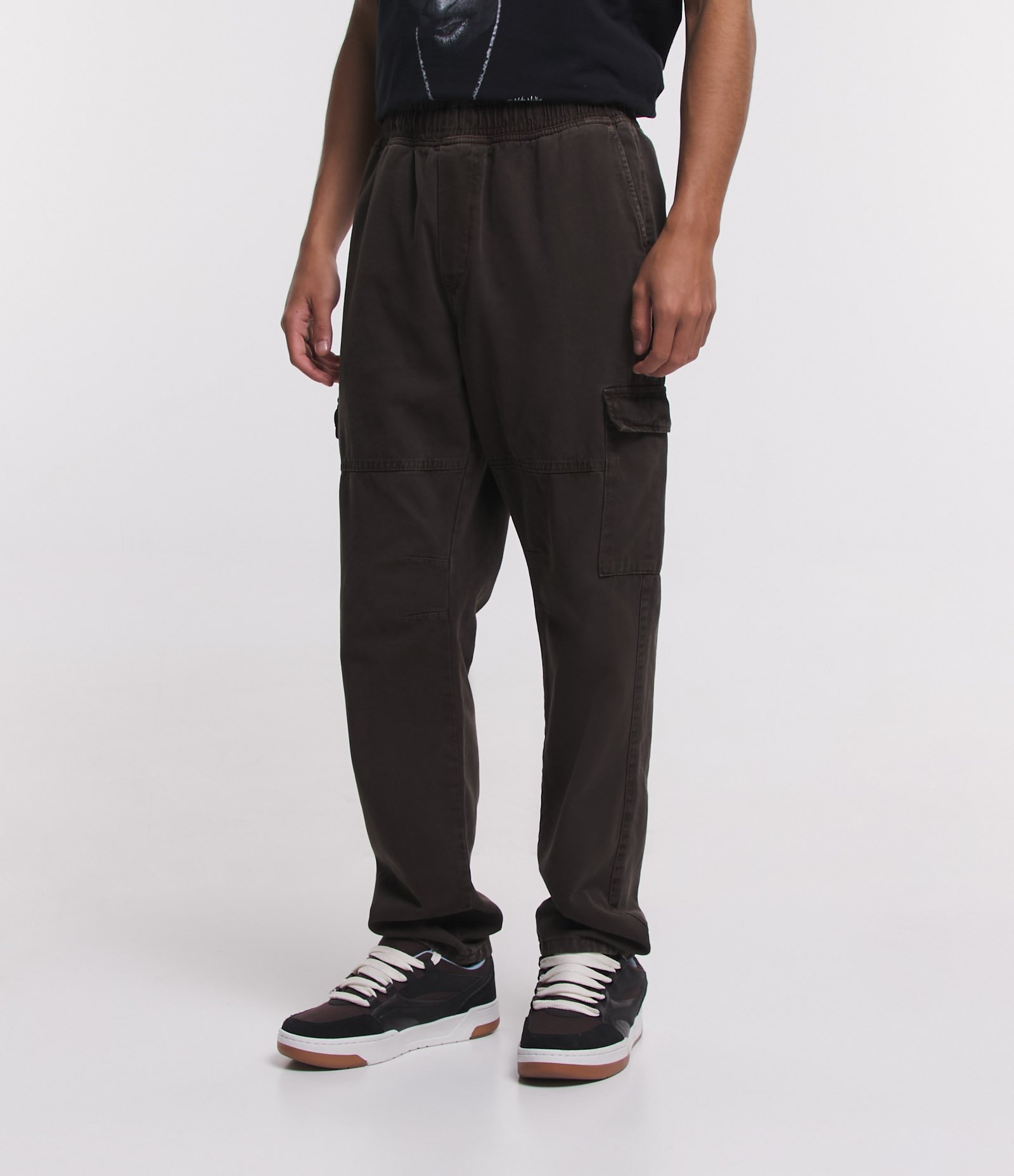 Calça Cargo em Sarja com Cós Elástico e Bolsos Laterais Marrom 1