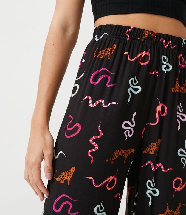 Pijama en Viscosa con Blusa Pantalón y Robe Estampado de Serpientes y Jaguares Negro 5