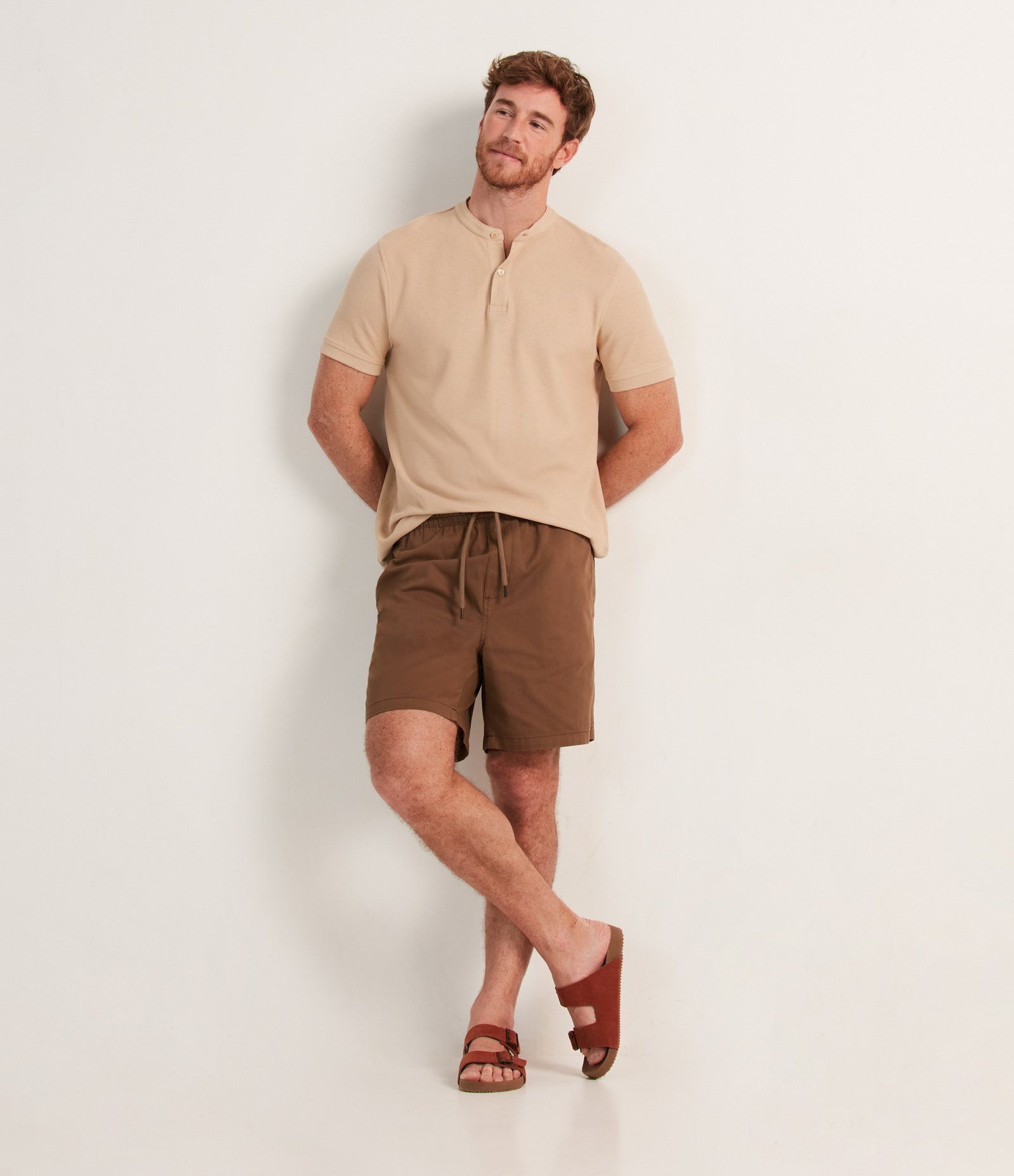 Bermuda Regular em Sarja com Elástico no Cós e Cordão 2