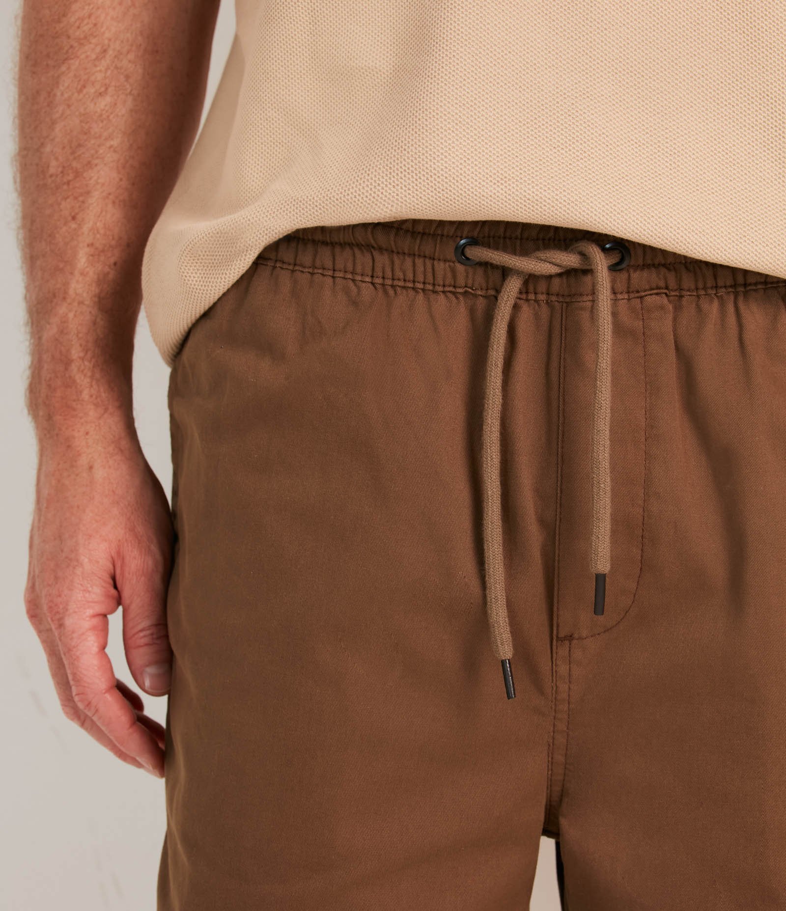 Bermuda Regular em Sarja com Elástico no Cós e Cordão 4