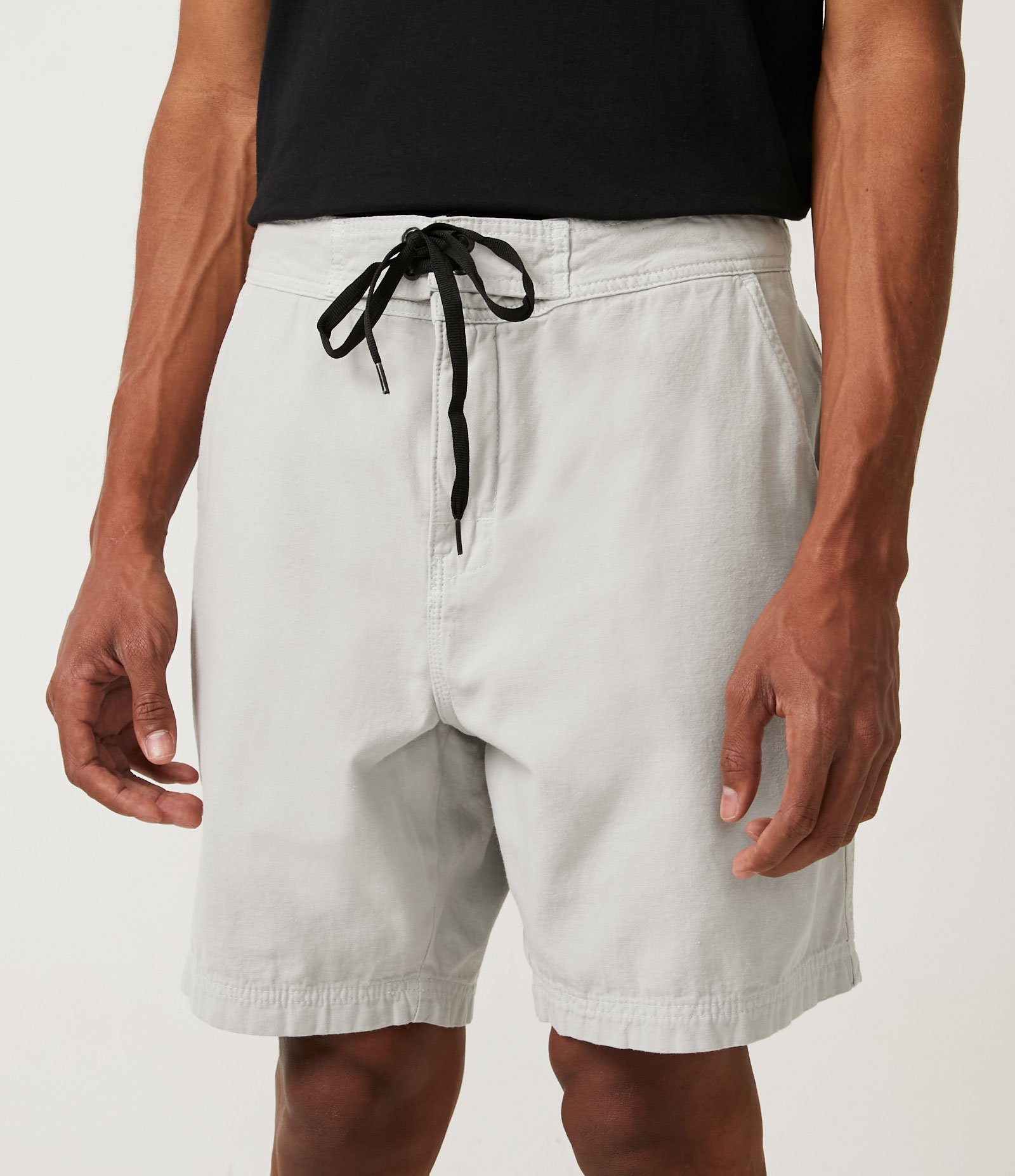 Bermuda Básica com Cós Fixo e Bolsos Cinza 2