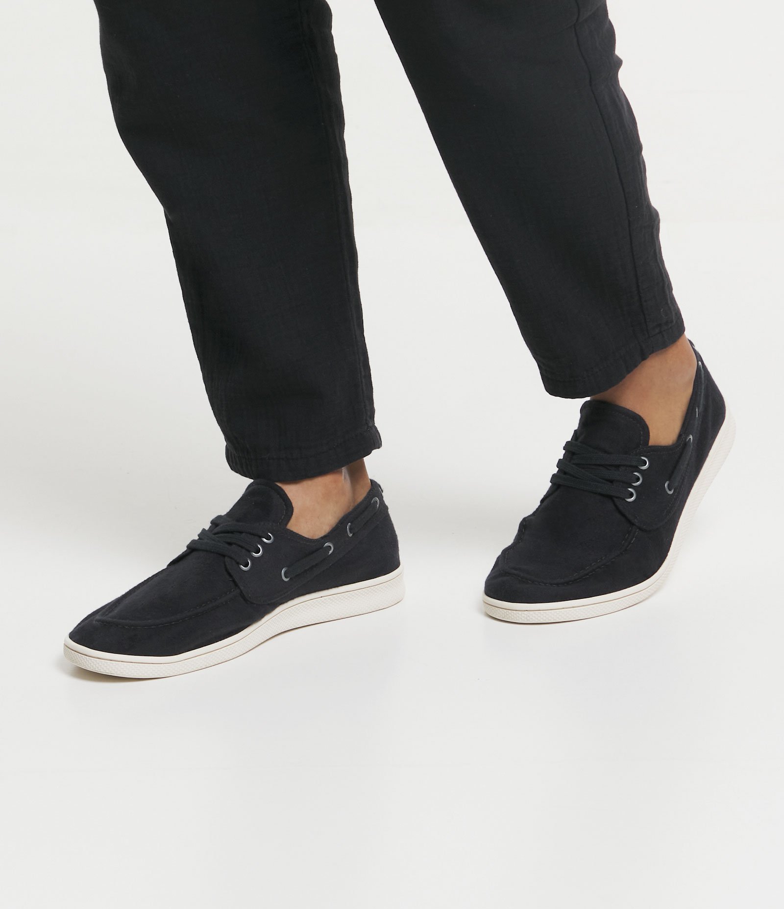 Mocassim Docksider com Amarração e Cadarço Preto 2