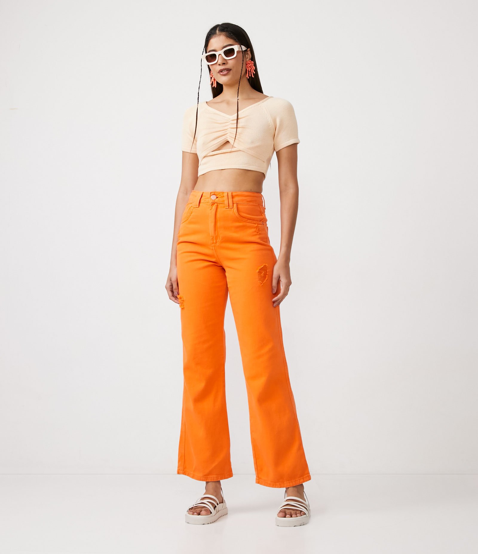 Blusa Cropped em Viscose com Manga Curta e Vazado Bege 2