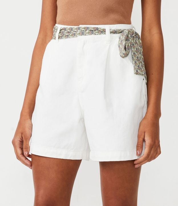Short Mom en Sarga con Cinturón Estampado Blanco 2