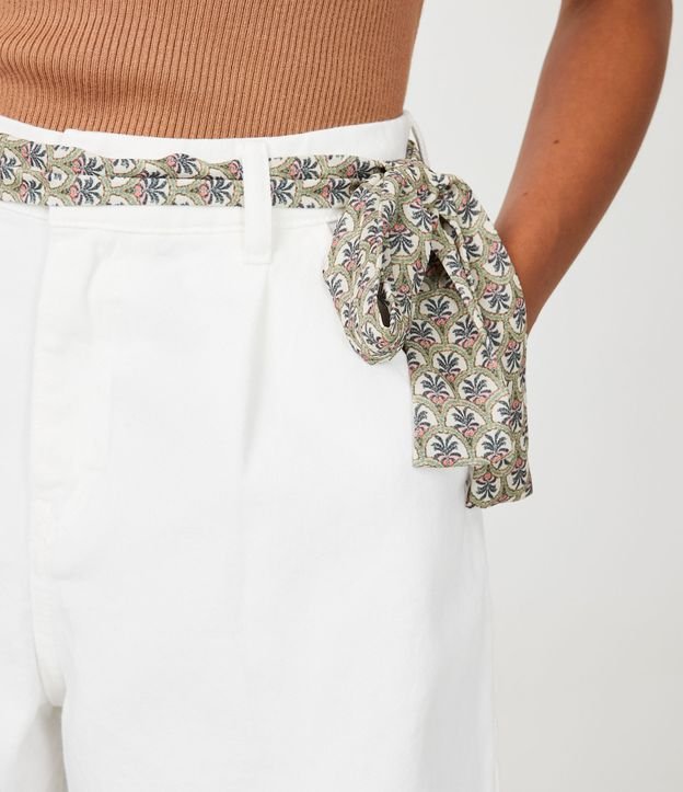 Short Mom en Sarga con Cinturón Estampado Blanco 4