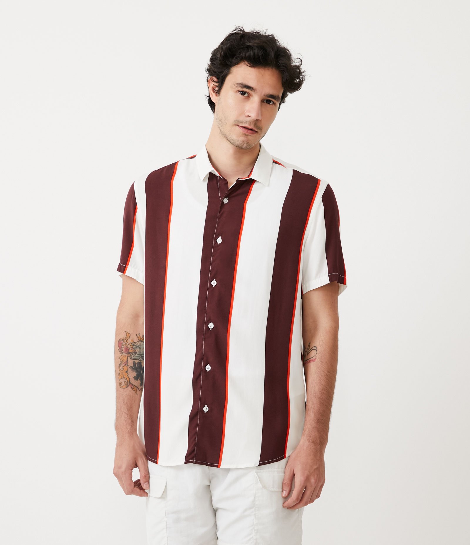 Camisa Slim Em Viscose Listras E Manga Curta Marrom