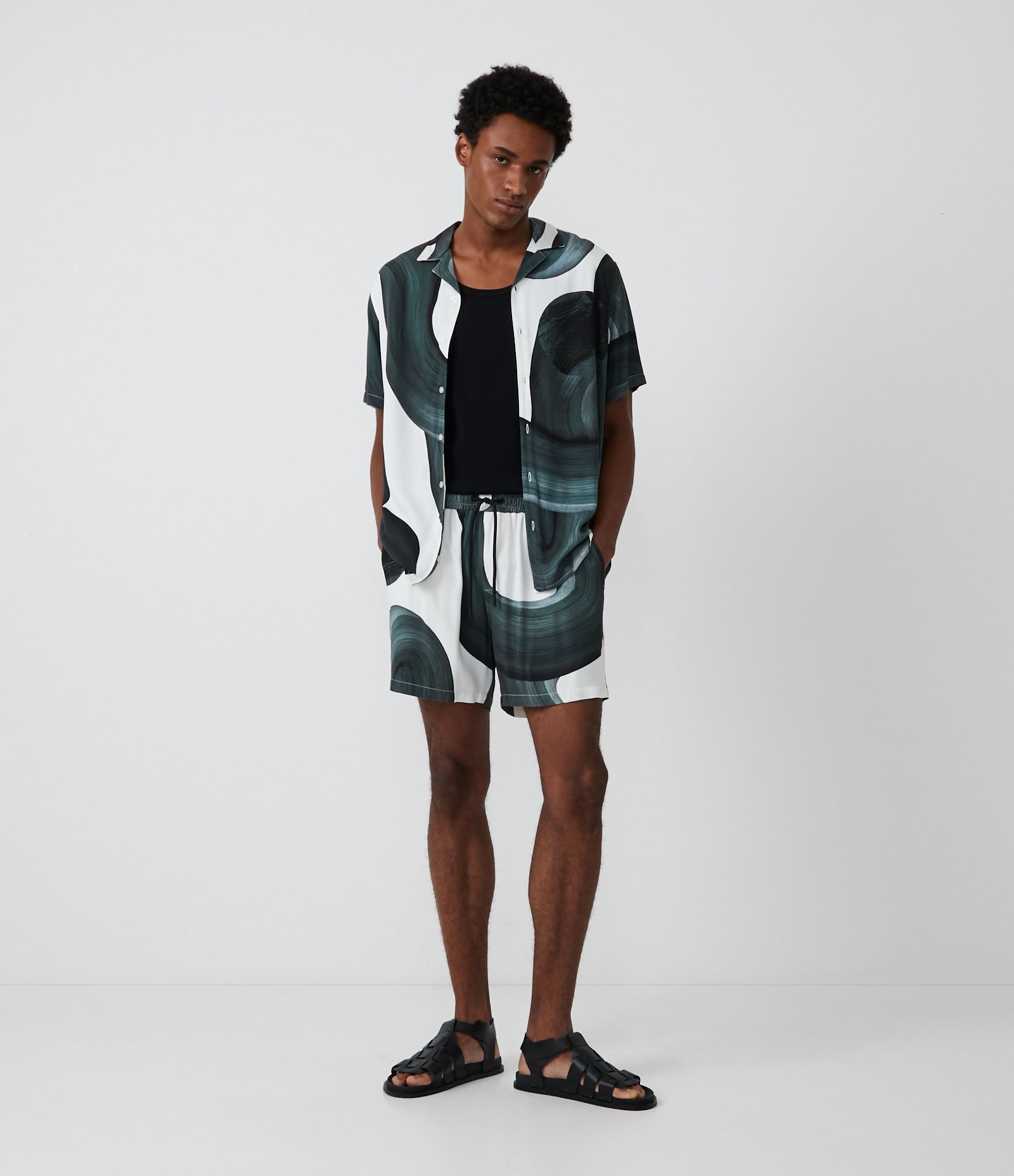 Bermuda Slim em Viscose com Estampa Abstrata Branco Neve 1