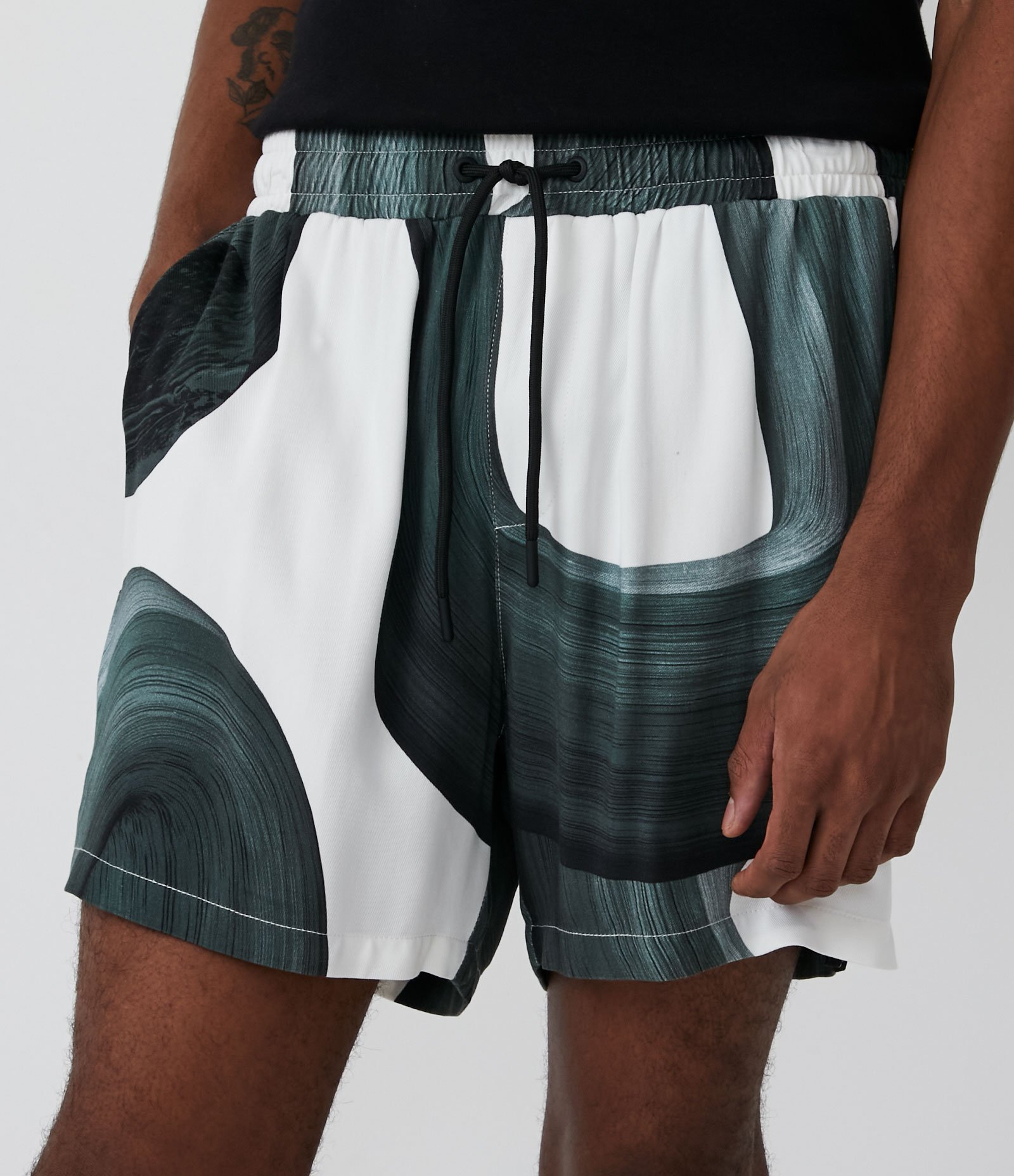Bermuda Slim em Viscose com Estampa Abstrata Branco Neve 2
