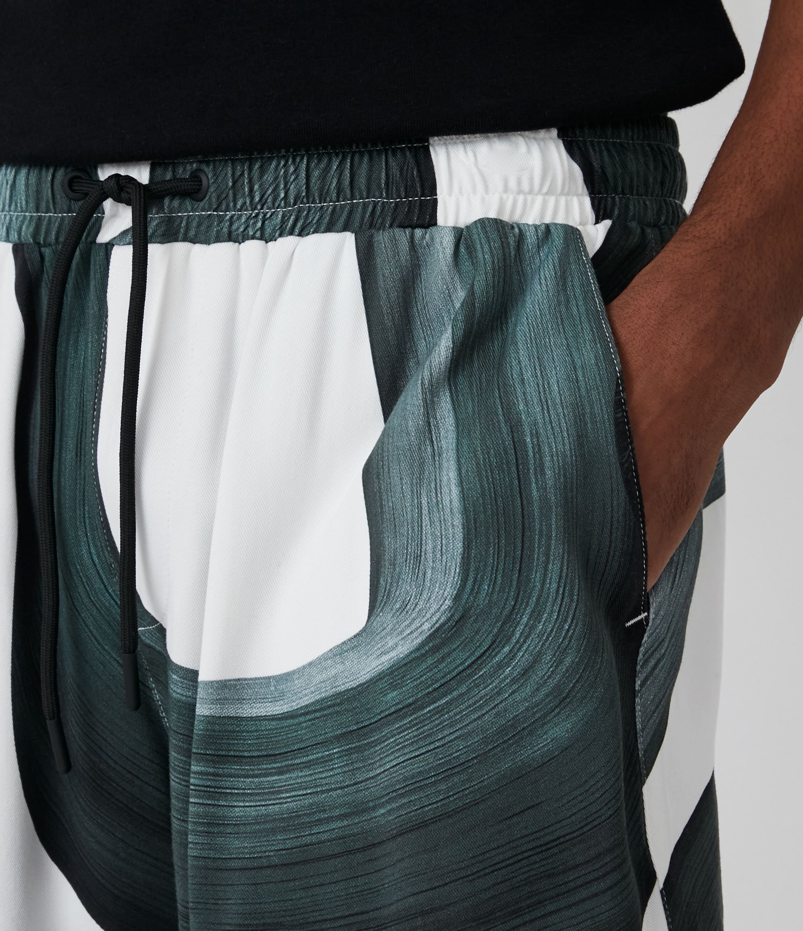 Bermuda Slim em Viscose com Estampa Abstrata Branco Neve 4