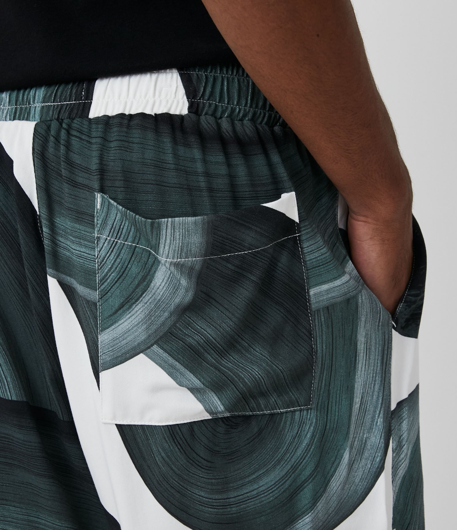 Bermuda Slim em Viscose com Estampa Abstrata Branco Neve 5