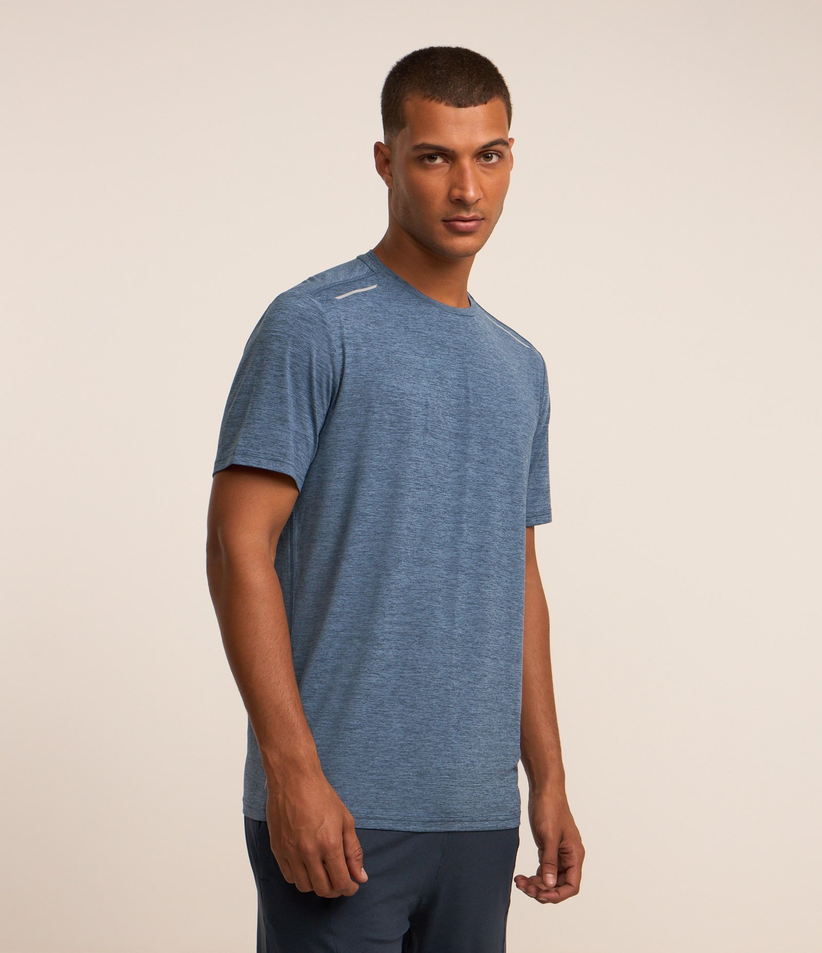 Camiseta Esportiva com Tecnologia Dry e Detalhes Refletivos Azul Médio 4