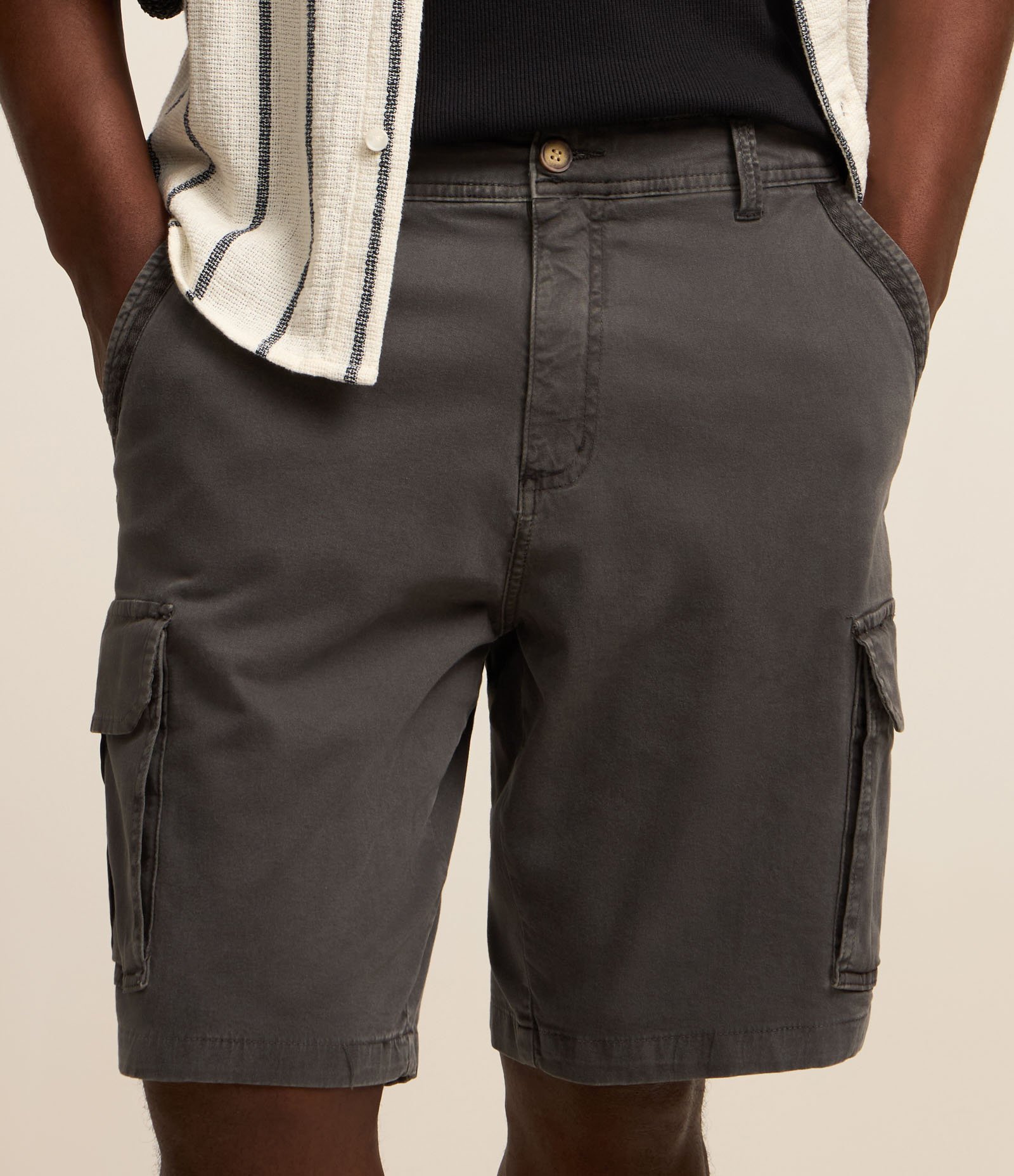 Bermuda Cargo em Sarja Lavada com Elastano e Detalhes de Cadarço Cinza Estonado 3
