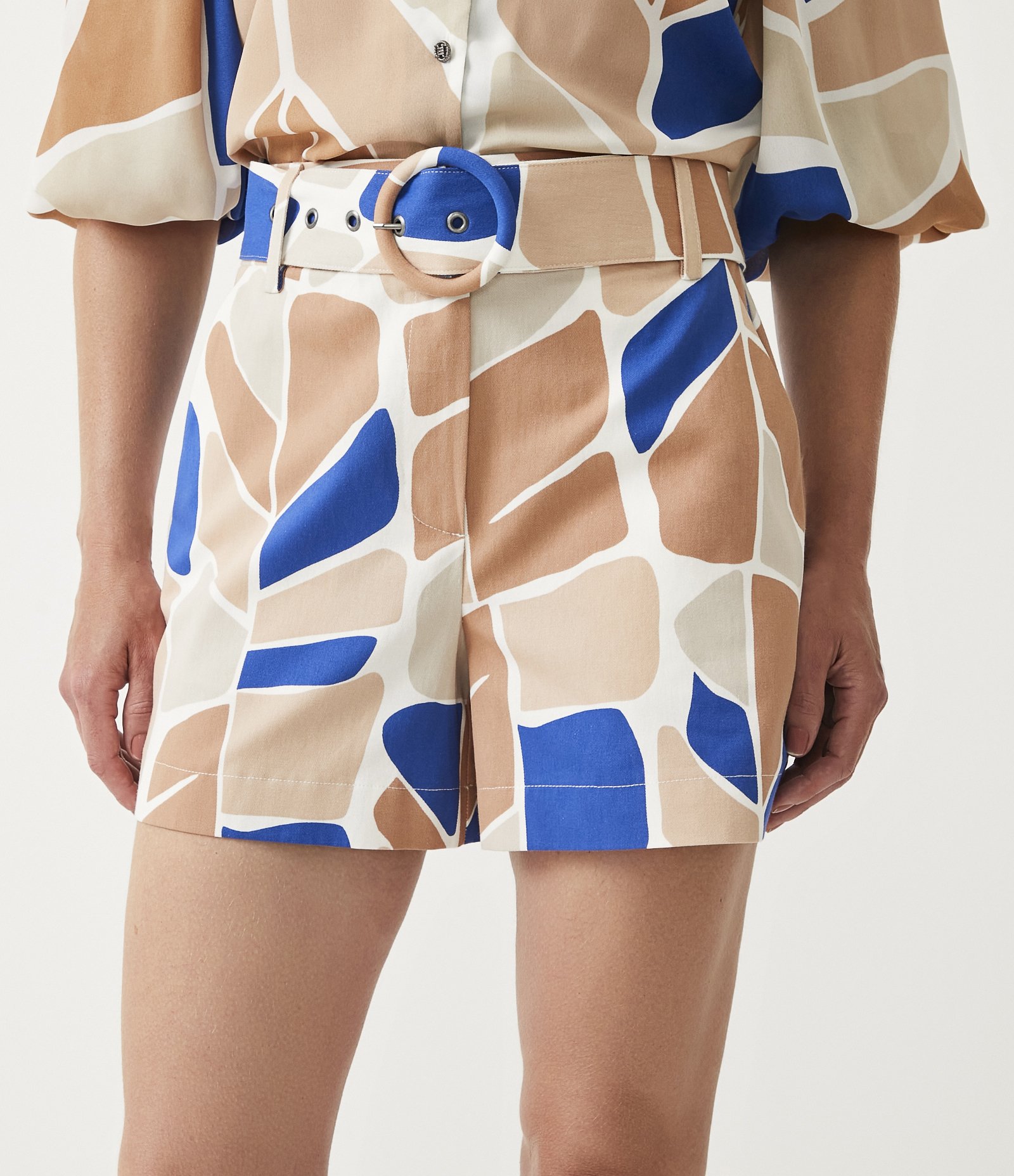 Short em Algodão com Cinto e Fivela Forradas com Estampa Folhagem Bege 2