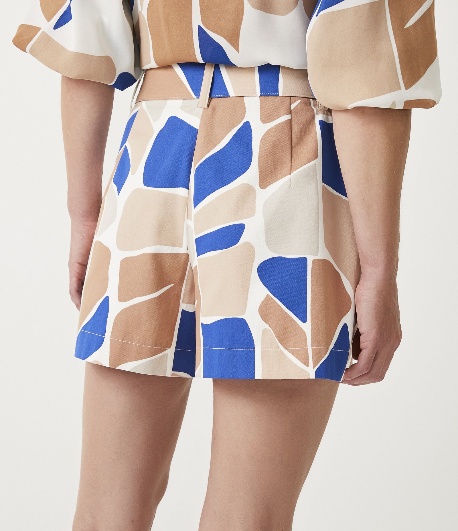 Short em Algodão com Cinto e Fivela Forradas com Estampa Folhagem Bege 3